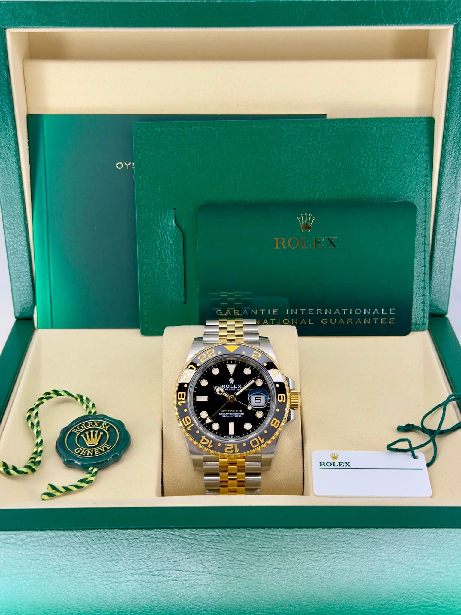 May be an image of wrist watch and text that says 'OY: ATIONALE 22 2 .ه 18 5 6 OLEX WW GENEA ROLEX'