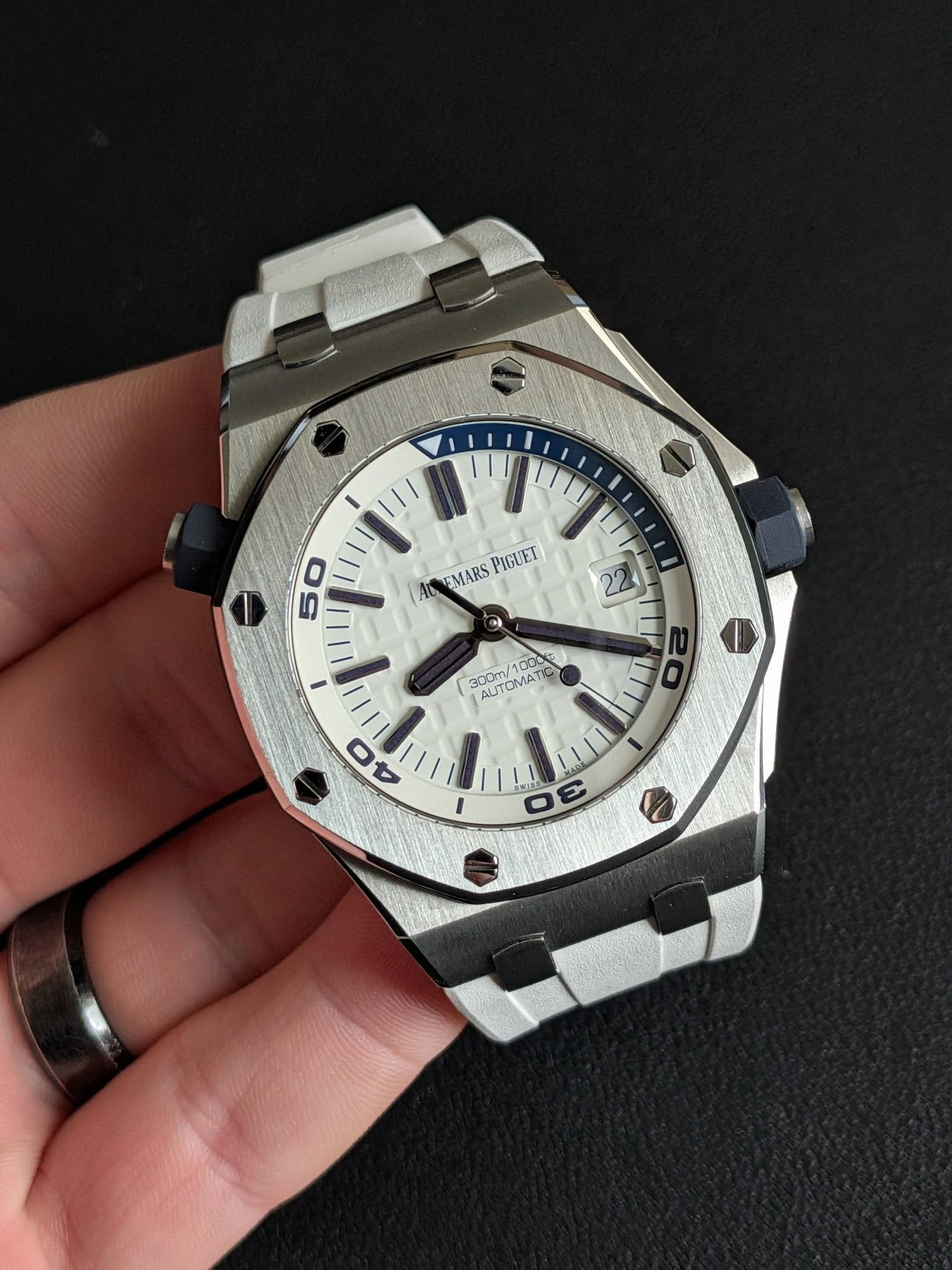 May be an image of wrist watch and text that says 'LIGUET AC MARS 50 יר 00たを 300m AUTOMATL OMAT AUT 17 40 A 0'