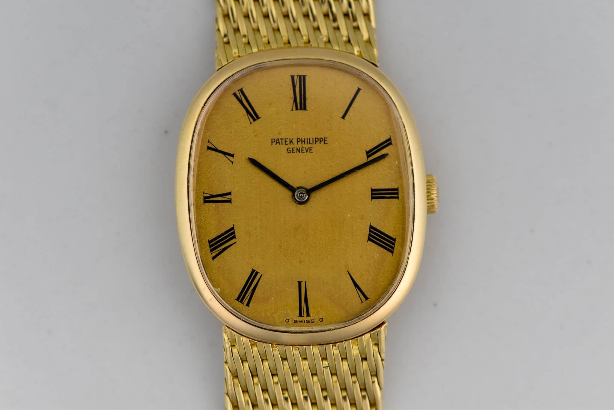 May be an image of wrist watch and text that says 'II /// XII PATEK PATEKPHILIPPE PHILIPPE GENEVE II И / イス'