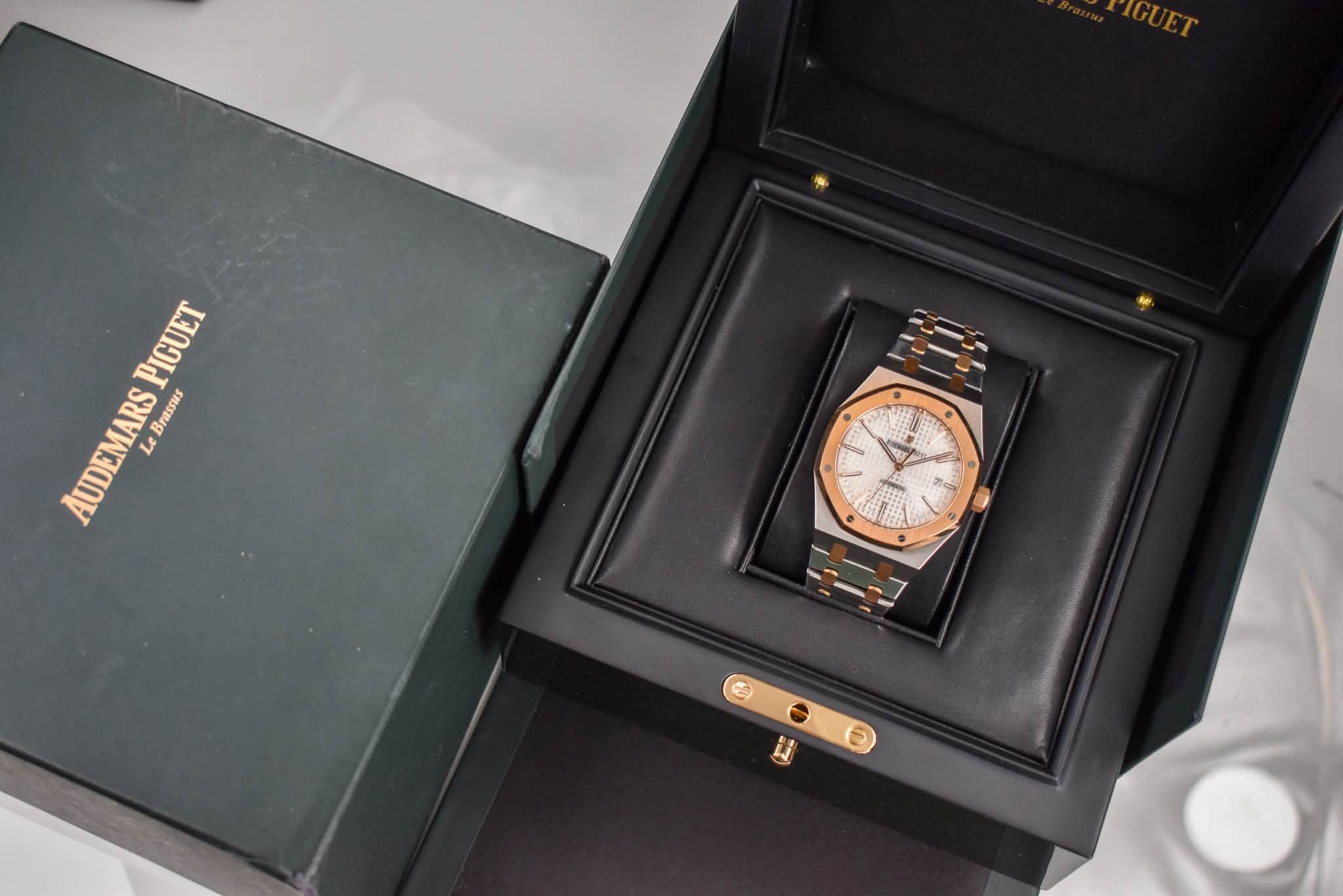 May be an image of wrist watch and text that says 'PIGUETT AUDEMARS Le Le TRSANS 小 ال'