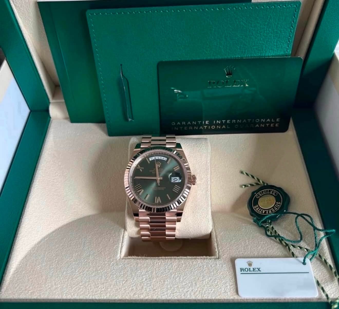 May be an image of wrist watch and text that says 'EINT II 2 0 E DIN ROLEX ROLEX'