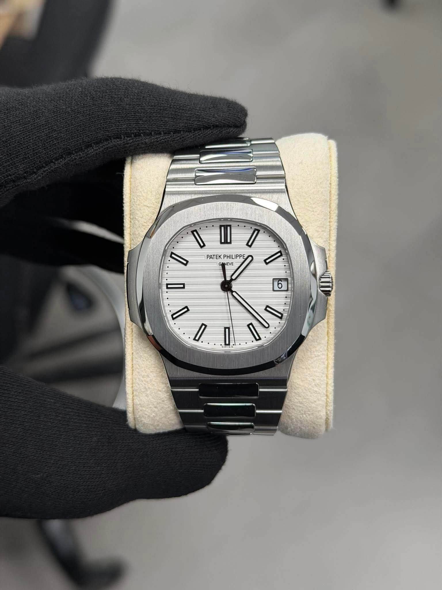 May be an image of wrist watch and text that says '١ II I I PATEK HILIPP PPE PPE PATEKPHILIP PHILI D 6 I I'