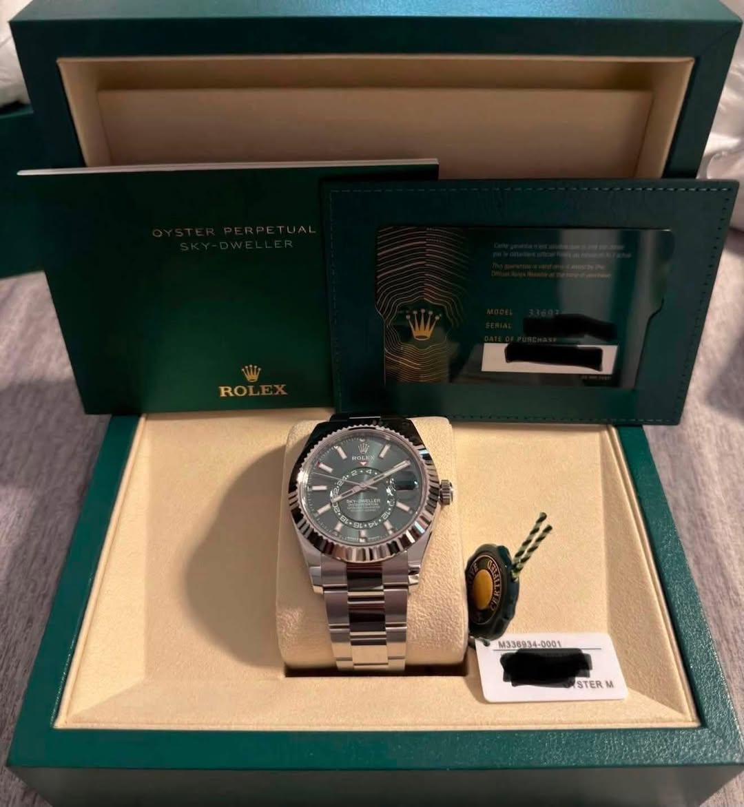 May be an image of wrist watch and text that says 'RO 製 A : M336034-0001 M336! STER STER'