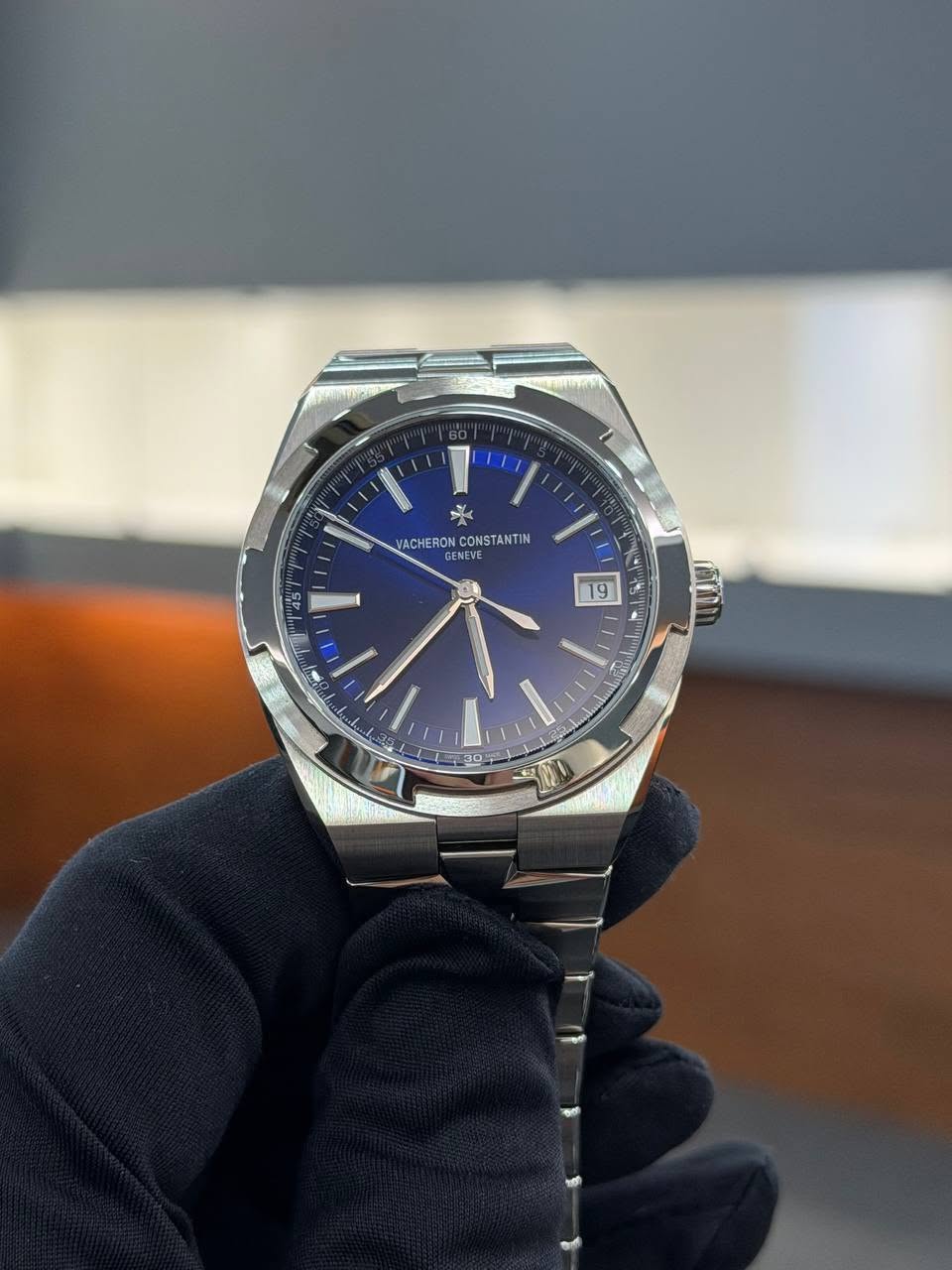 May be an image of wrist watch and text that says 'VACHERON.CONSTANTIN ACHERON VACHERONCONSTANTIN CONSTANTIN စကော်'