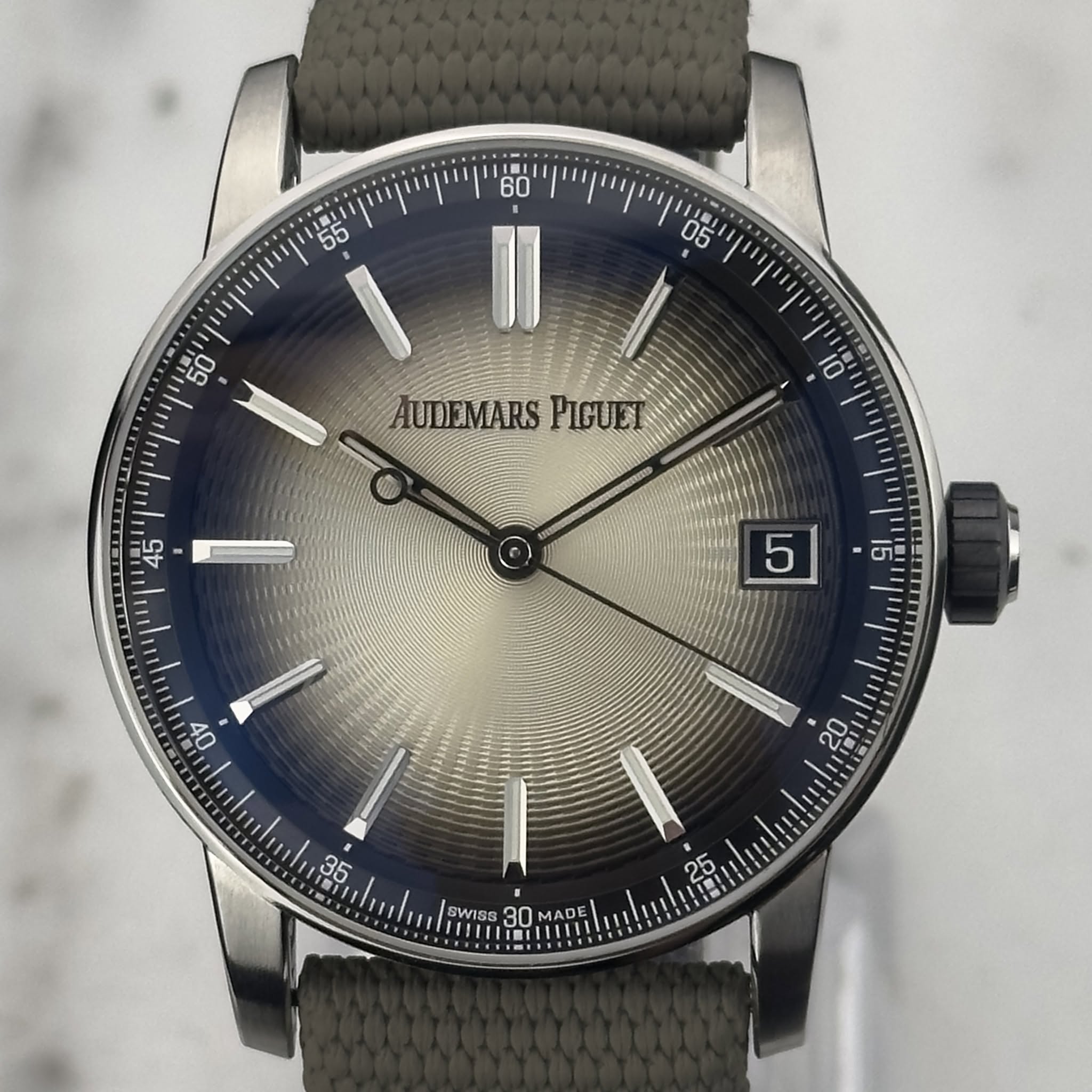 May be an image of wrist watch and text that says ' UDEMARS PIGUET 10 THEUI LL Sb St ار٫وا د 5 15 ዐኑ SWISS 30 MADE JAIH'