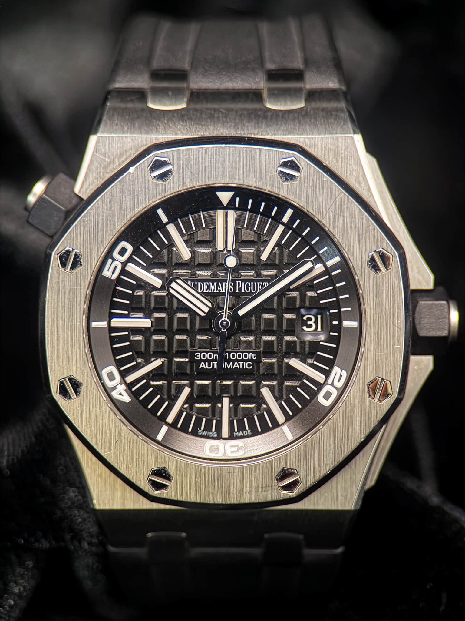 May be an image of wrist watch and text that says 'S 50 Y UIDEMAR UIDEMAR PIGUET - - 31 - - 300n AUT 1000ft MATIC 40 20'