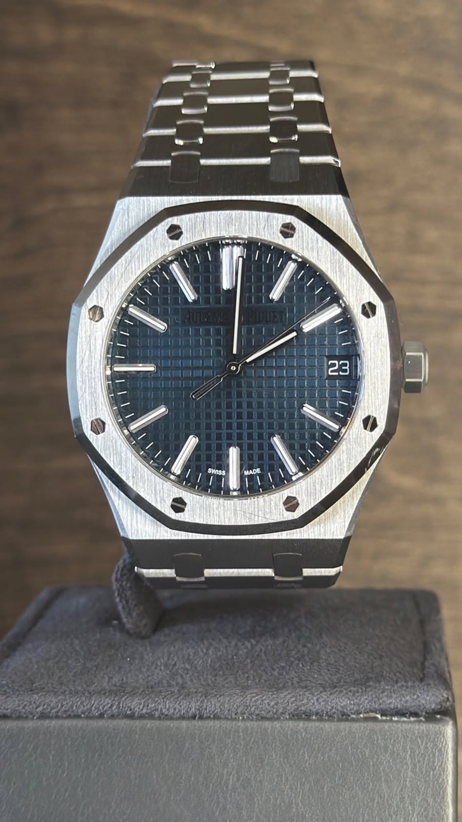 May be an image of wrist watch and text that says '23 미 Il SWISS MADE'