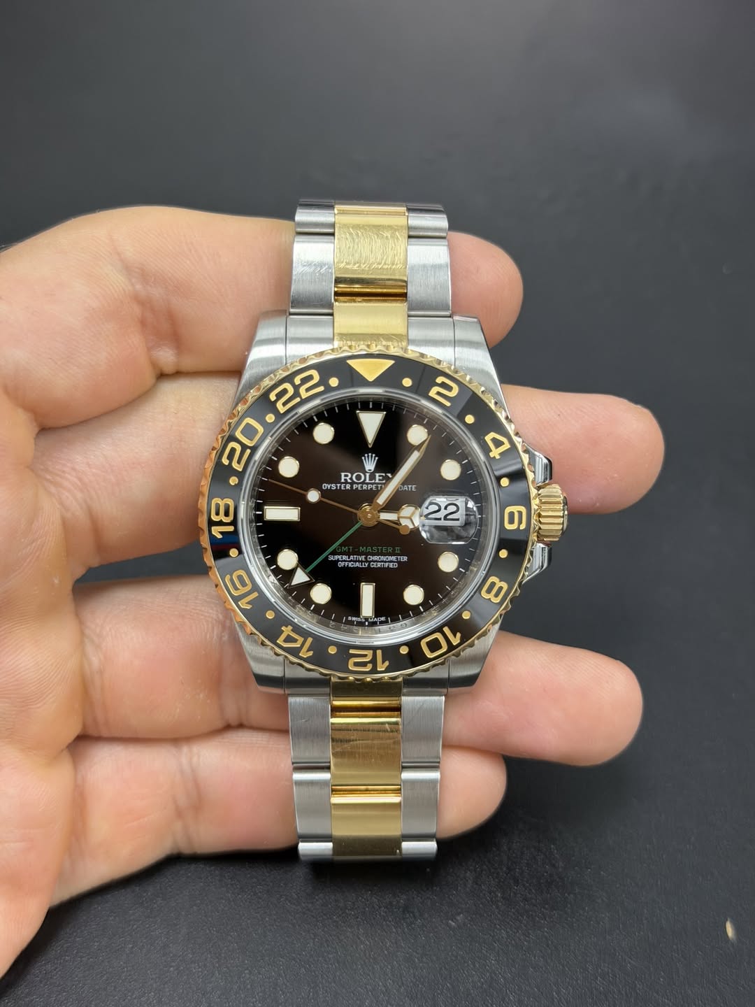 May be an image of wrist watch and text that says ' ROLE YST TERPERECTI PERPET 18 ATE 22 6 OFPERIY '