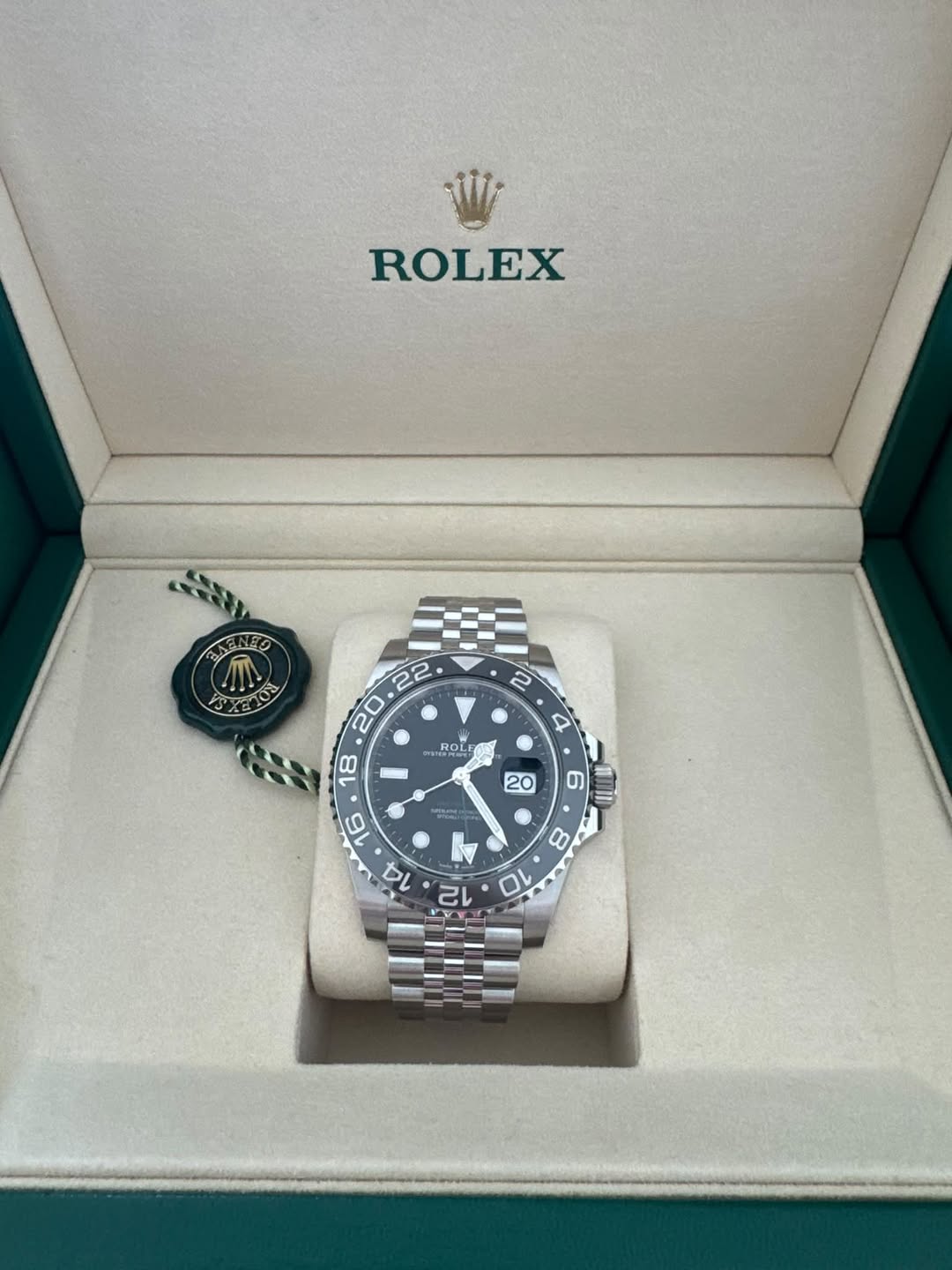 May be an image of wrist watch and text that says 'ROLEX OR ma ROLE ROT 20 6 6 TII '