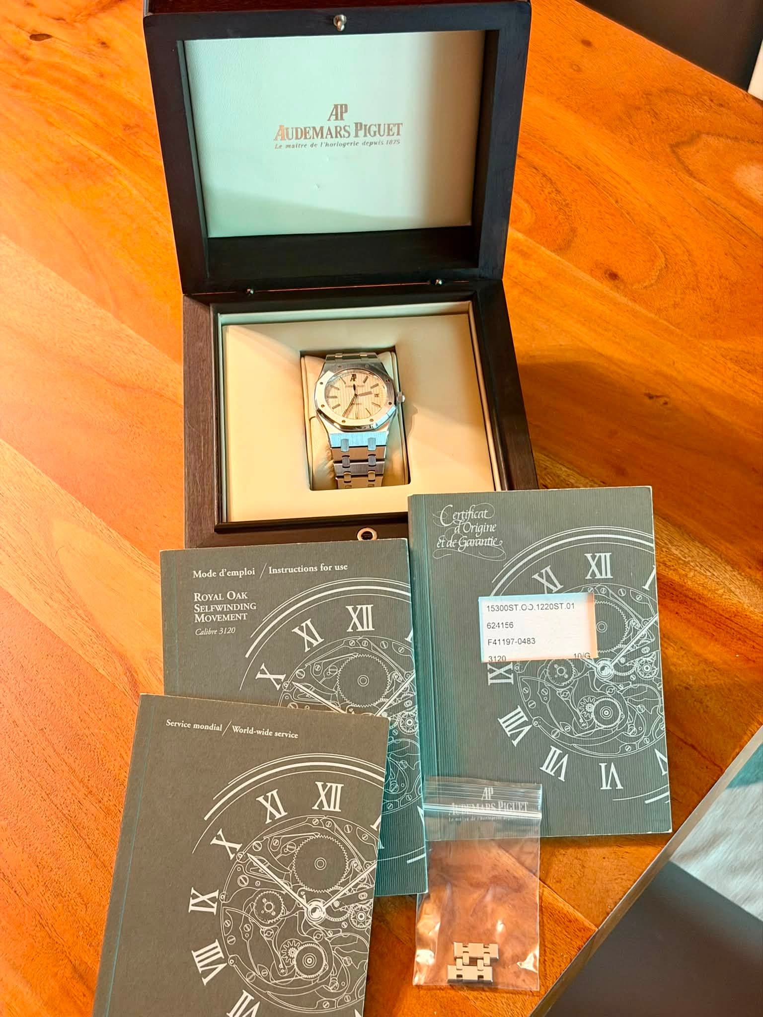May be an image of wrist watch and text that says 'AP AUDEMARSPIGUET Lmattv de/ AUDEMARS PIGUET Mode d'emplel Instractions for for Canfint Origine Origine ስርፍበረ ROYALOAK OлK…