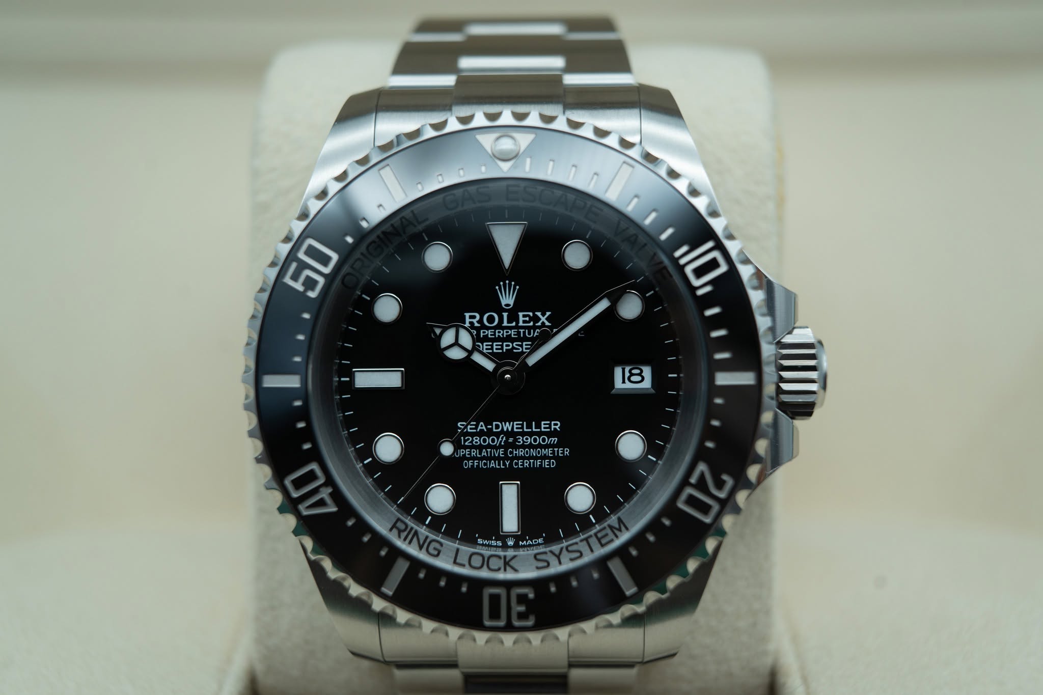 May be an image of wrist watch and text that says '50 ROLEX 10 DEEPSĘ 18 SEA-DWELLER 12800ft 12800/t=3900m =3900m 3900m HRONOMETER OFFI FICIALLYCERTIFIED PLATIVCHRONOMETER FICIALLY…