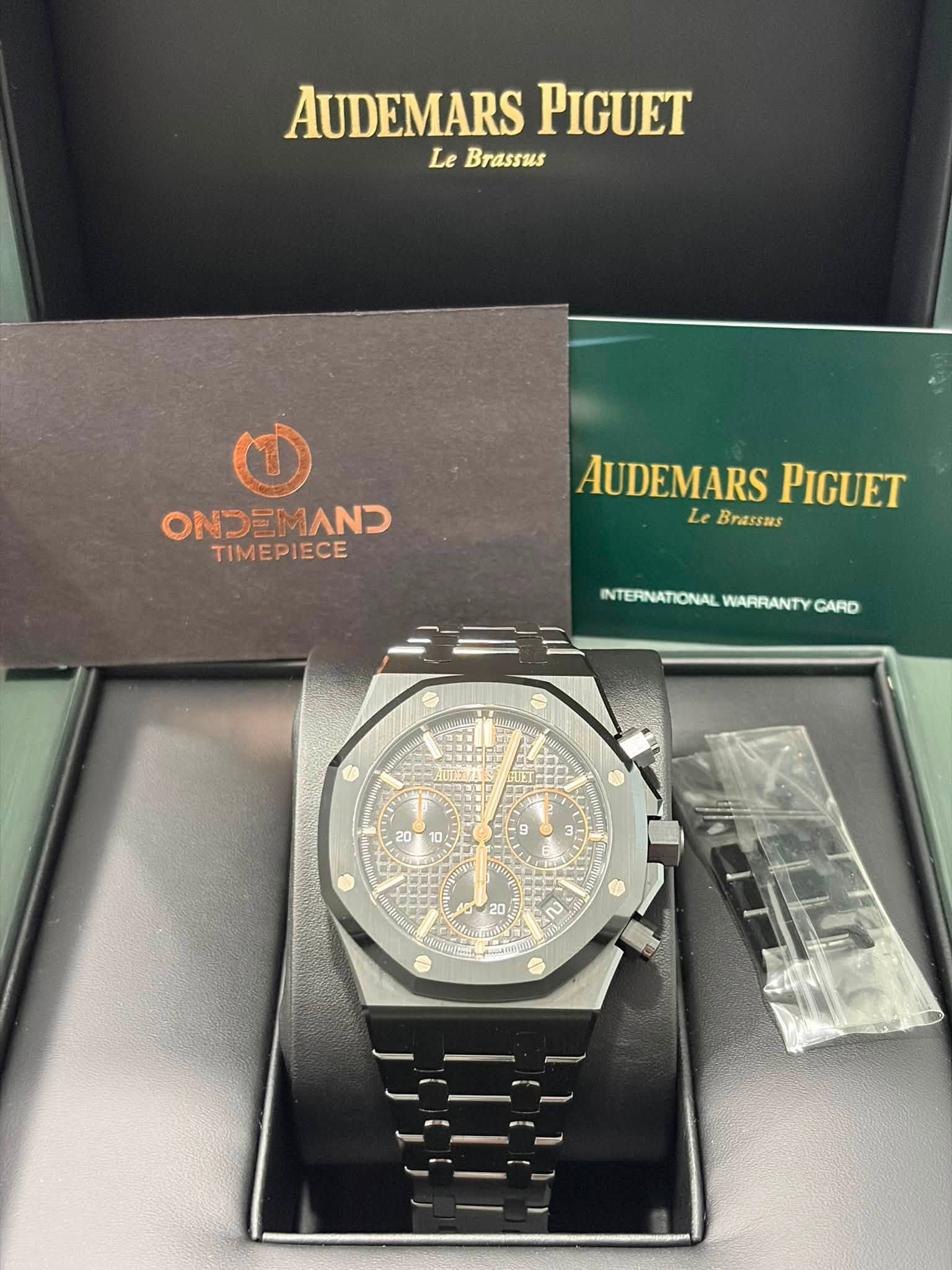 May be an image of wrist watch and text that says 'AUDEMARS PIGUET Le Brassus כהכמס TIMEPIECE AUDEMARSPIGUET Le Brassas AUDEMARS PIGUET INTERNATIONAL NTERAATONL.WWWWNTYCVRO…