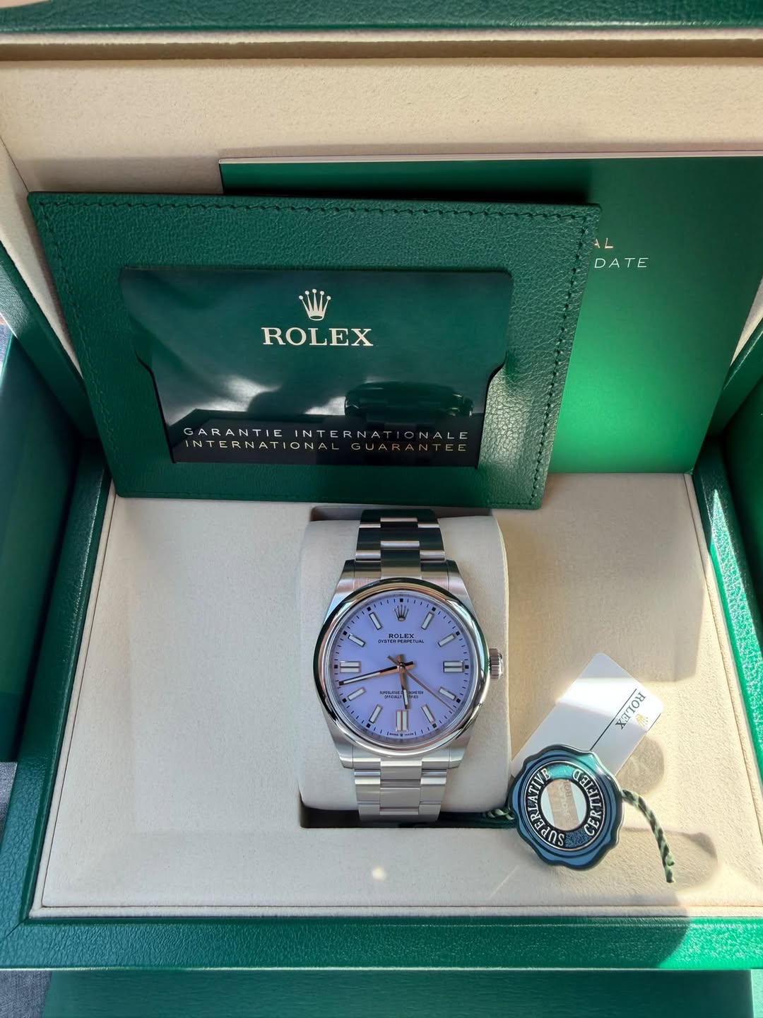 May be an image of wrist watch and text that says 'AL DATE ROLEX GARANTIE INTERNA GARANTIEINTERNATIONALE INT NALE INTERNATIONALGUA INTERNATIONA w의하 II = ((באני 力 가유- 2" A KaToy…