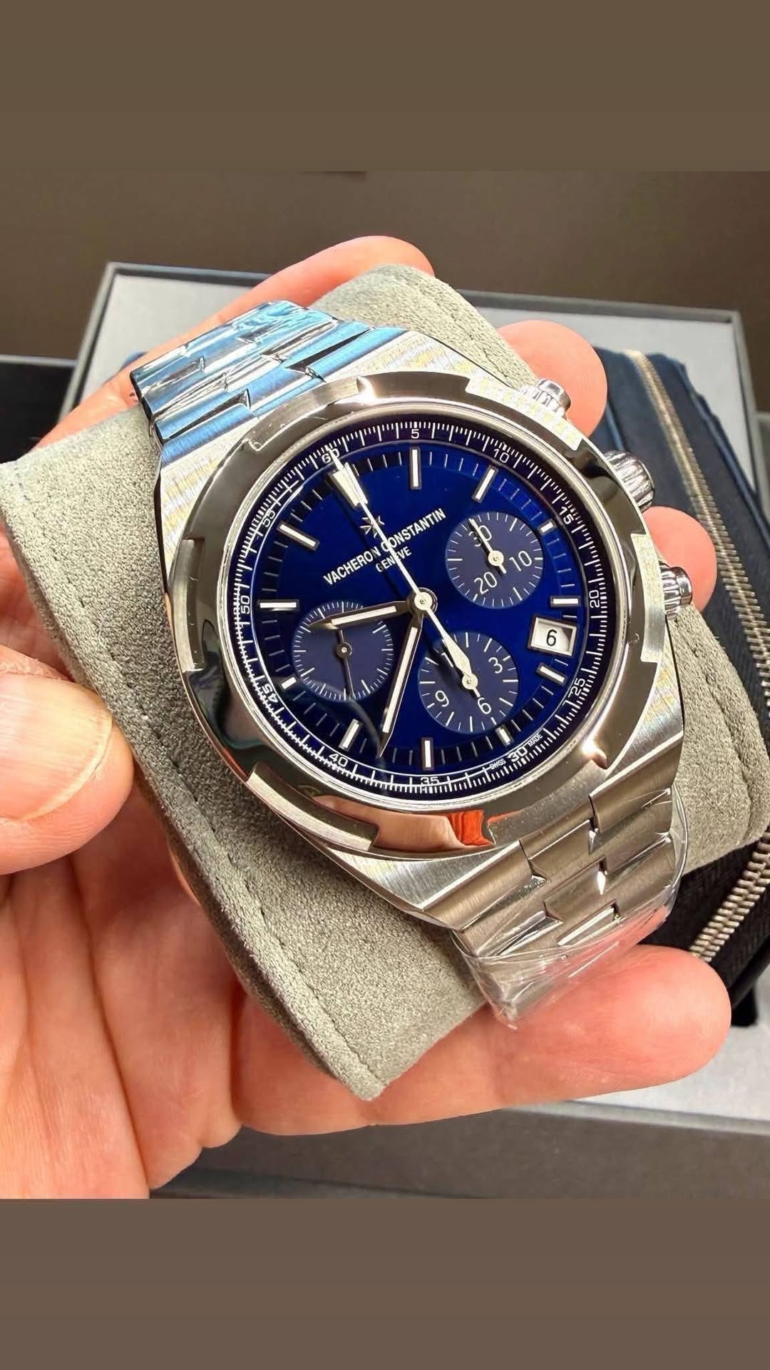 May be an image of wrist watch and text that says 'CONSTANTIN 1 ١١ 1 ١ D እላል 1 1 VACHERO NIVE A 6 ۱۰ iau 5 9 6o O - な A'