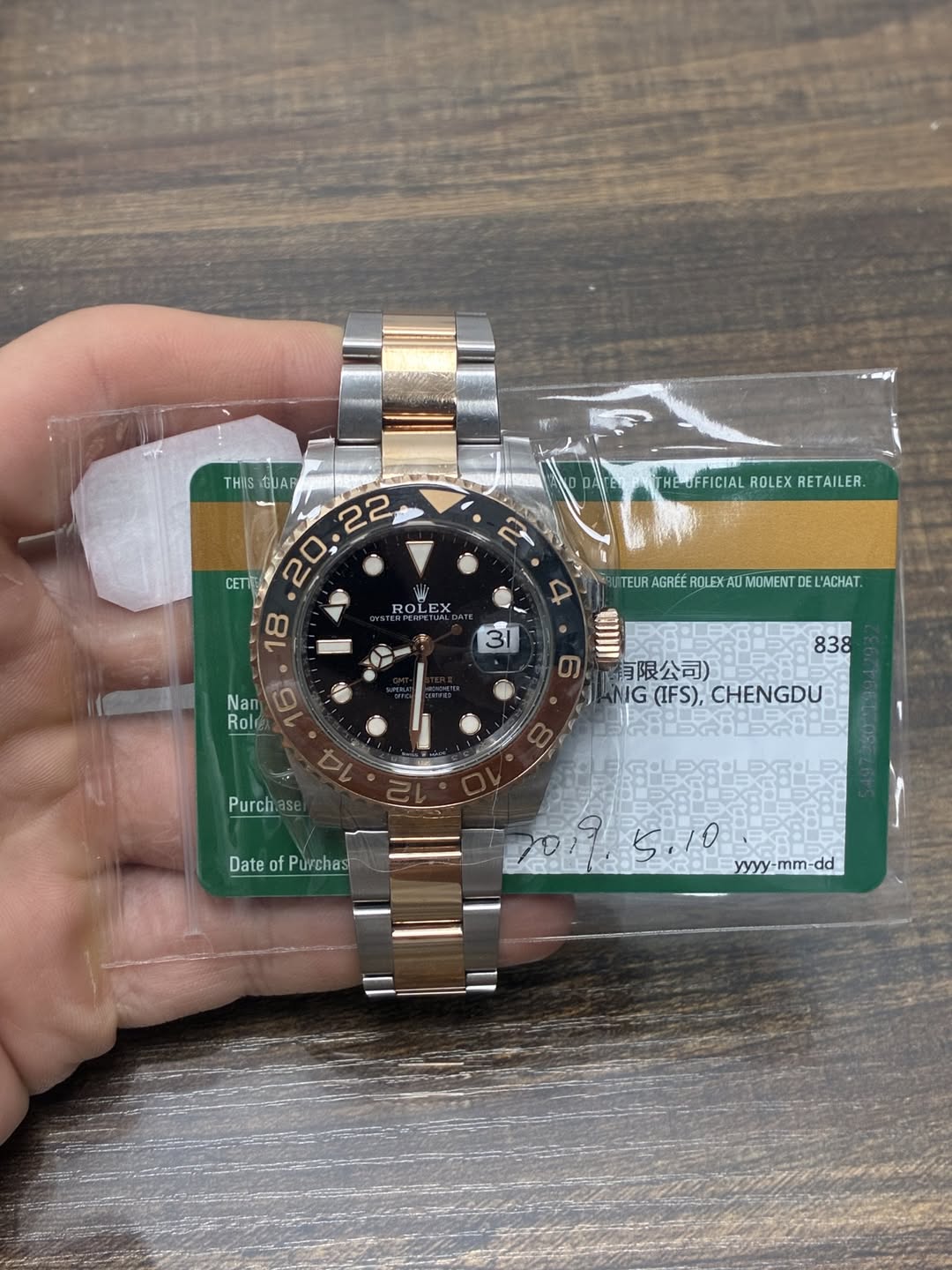 May be an image of wrist watch and text that says 'THIS CETT 20.22 μ AR 22 2 20 빛나 18 ROLEX HE-UFFICIAL ROLEX THE-UFFICIALROLEXRETAILER. RETAILER. PAUTERAGRERQUEKAUMNENTELA AGREER…