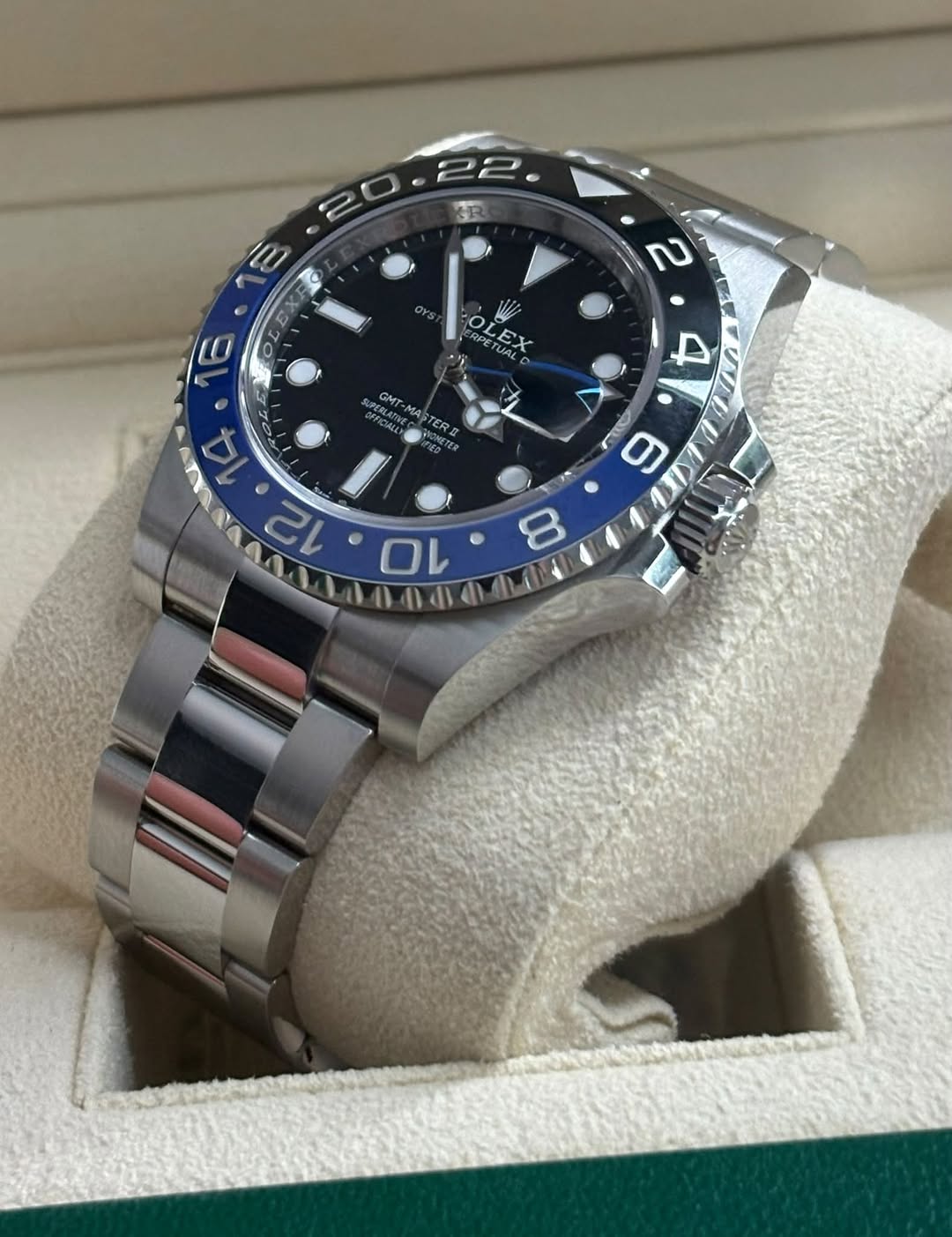May be an image of wrist watch and text that says '2 ΕΧ OL נח م O OLEX LEX TUAL RPET r رح MRECIAT PERELATIV AST STERM GMT CRETES 4 U '