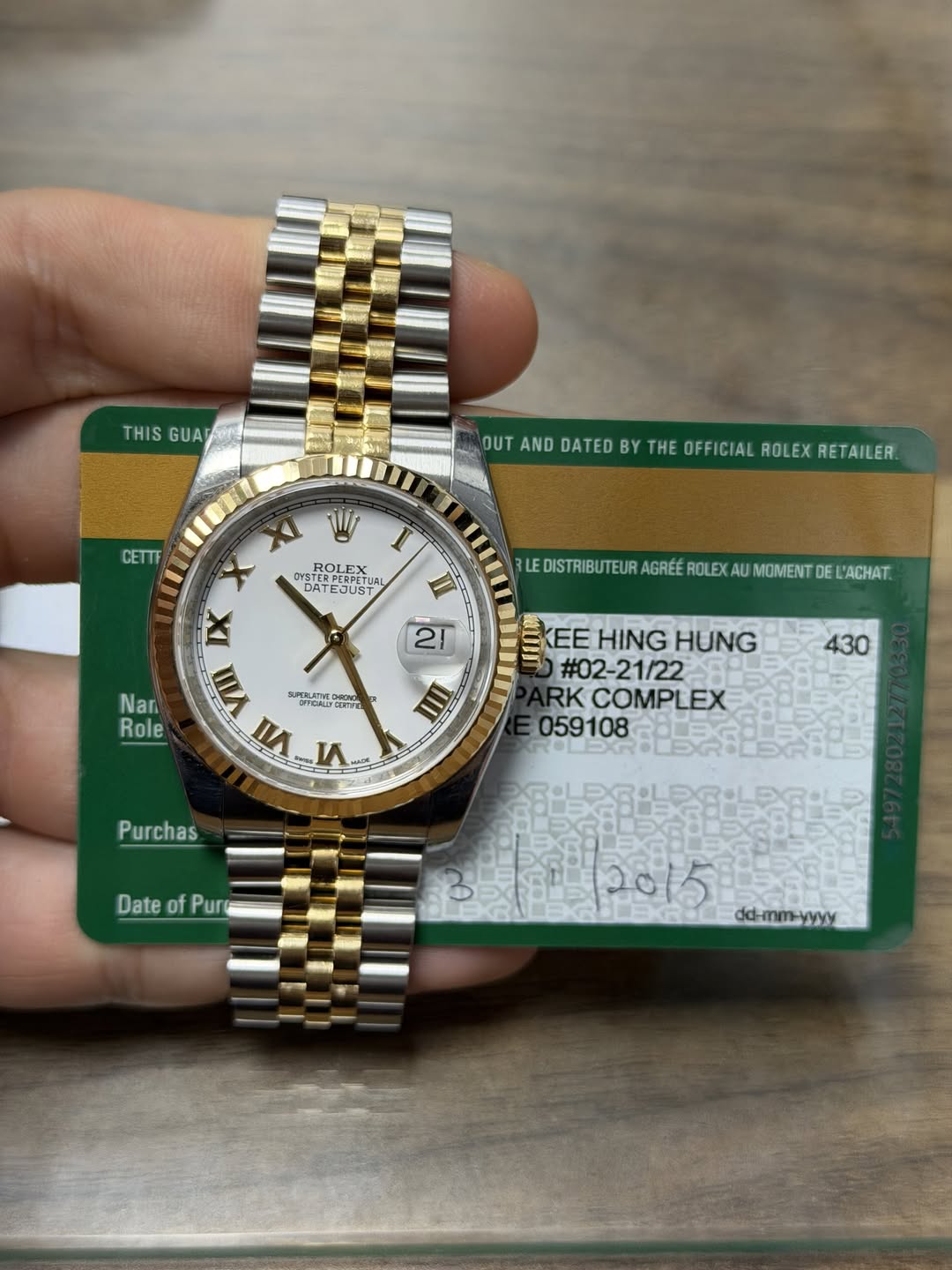 May be an image of wrist watch and text that says 'THIS GUA OUT AND DATED COUTANDODATEDEYTHEOFECILOLE BY THE OFFICIAL ROLEX RETAILER CETTE OYSTER ROL ROLE PERRETA DAT TEDPERPE ROLE…