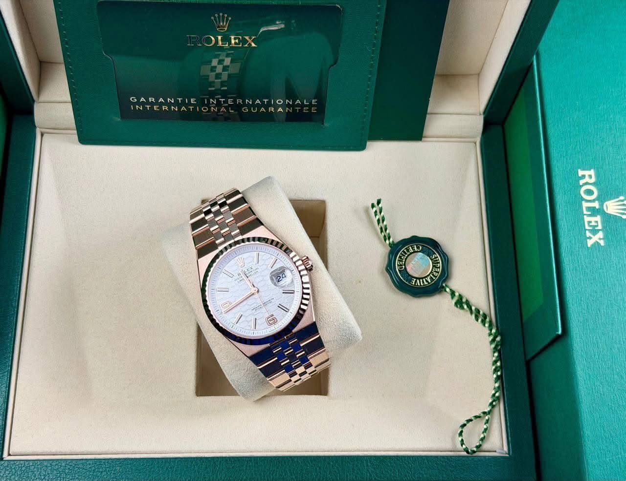 May be an image of wrist watch and text that says 'GARANTIEINTERNATIONALE INTERNATI GARANTIE INTERNATIONALE INTERNATIONALGUARANTE ALGUARA A m လ ROLEX EX W I G5 の JALLY'