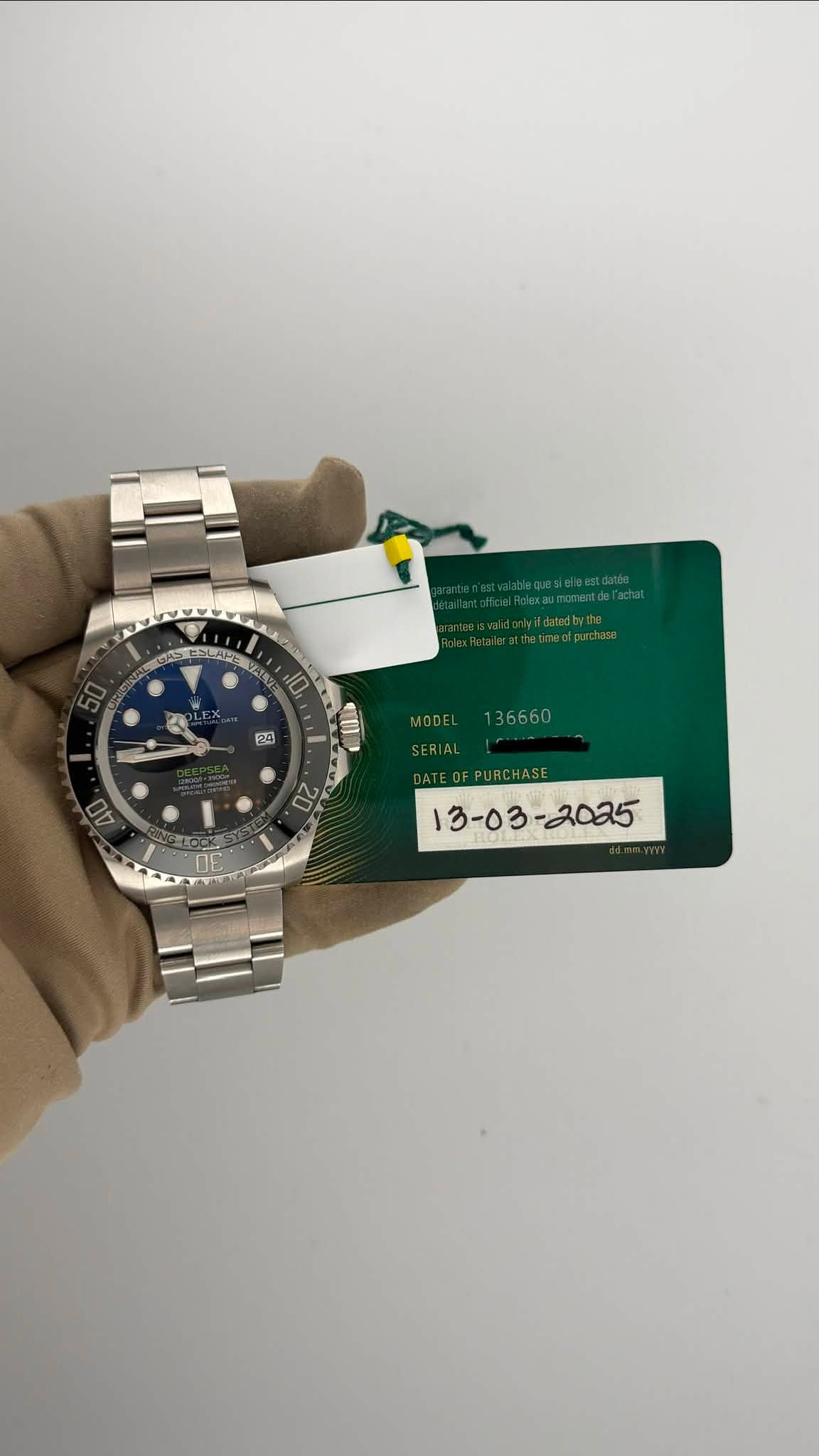 May be an image of wrist watch and text that says '1 CASTELAN 0V 20 DE '