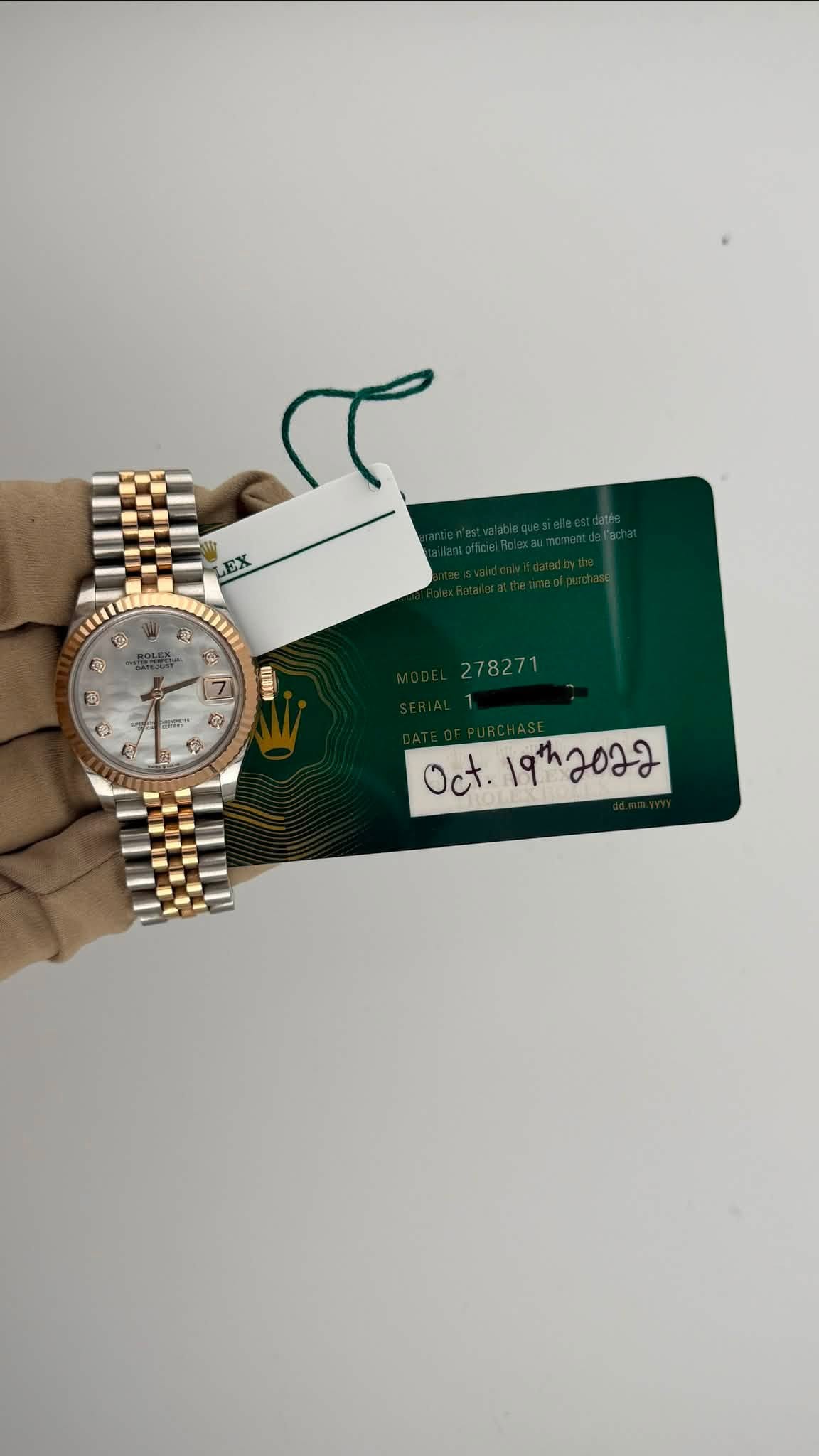 May be an image of wrist watch, money and text that says 'P 4 = 量 KOSI " 예 肉 e ۲ 278271 Oct. 19"h2022'