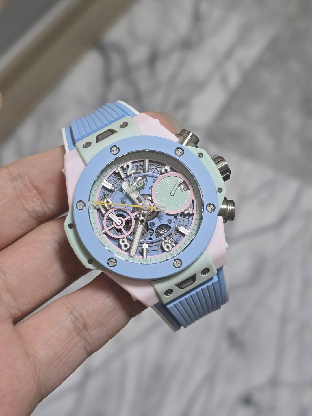 May be an image of wrist watch and text that says 'U To 50 S L 40'