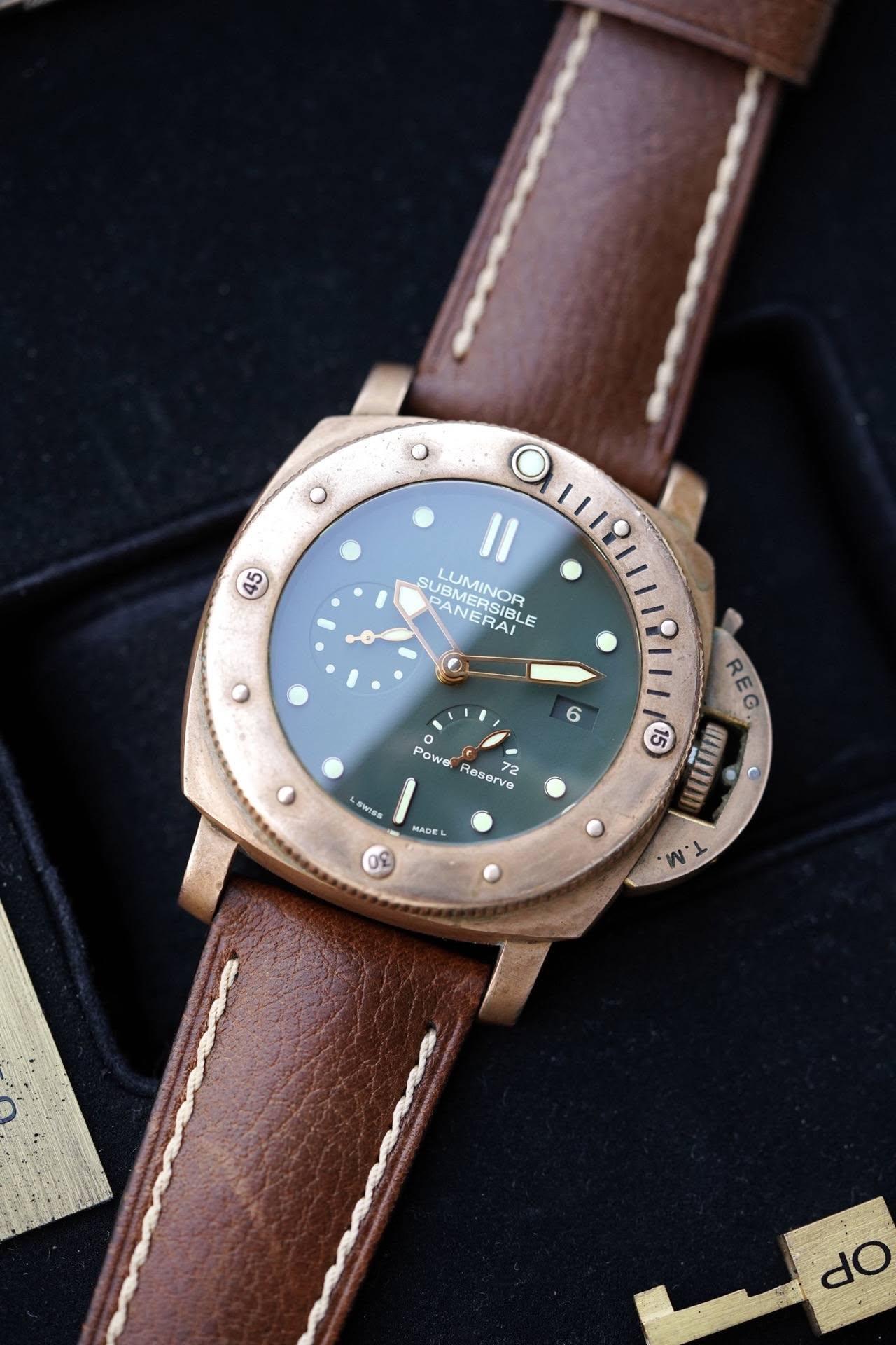 May be an image of wrist watch and text that says 'DAMERSIBLE LUMINOR O 01111il, PANERAI SUBMERSIBLE RSIBLE IBL E ERSIBLE SIBI 6 Powo Reserve SWISS REG 15 መከ MADE W do'