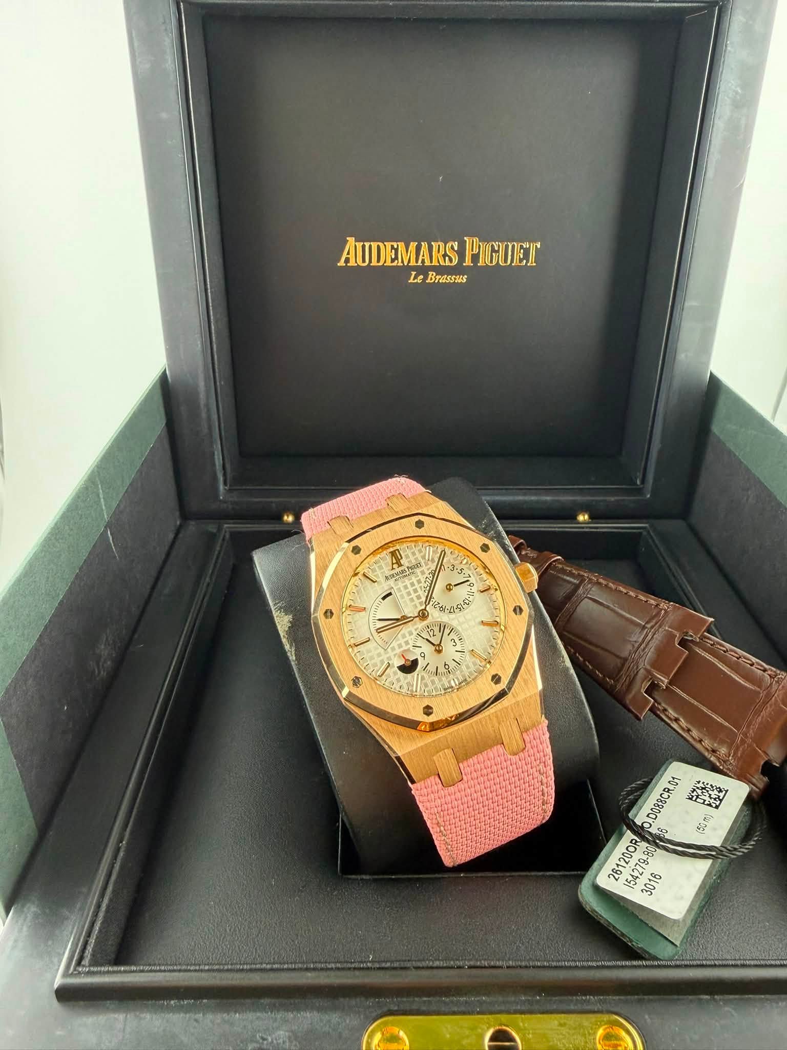 May be an image of wrist watch and text that says 'AUDEMARS PIGUET Le AUDEMARSPIGUET Le Brassus 0% ውብና د b 6 寺 D088CR.01 01 261200R '