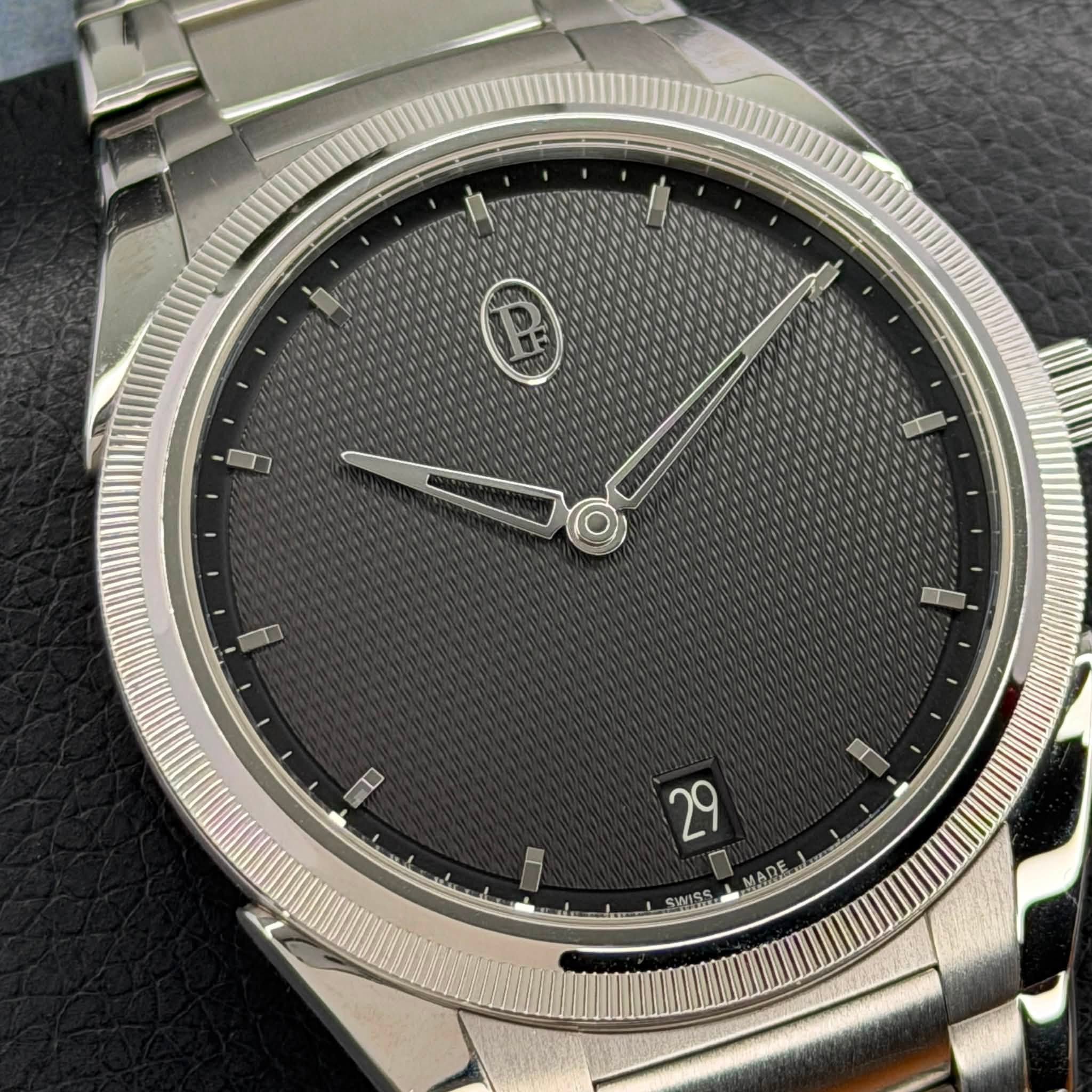 May be an image of wrist watch and text that says 'תר 新 口 H 29 MADE SWISS'