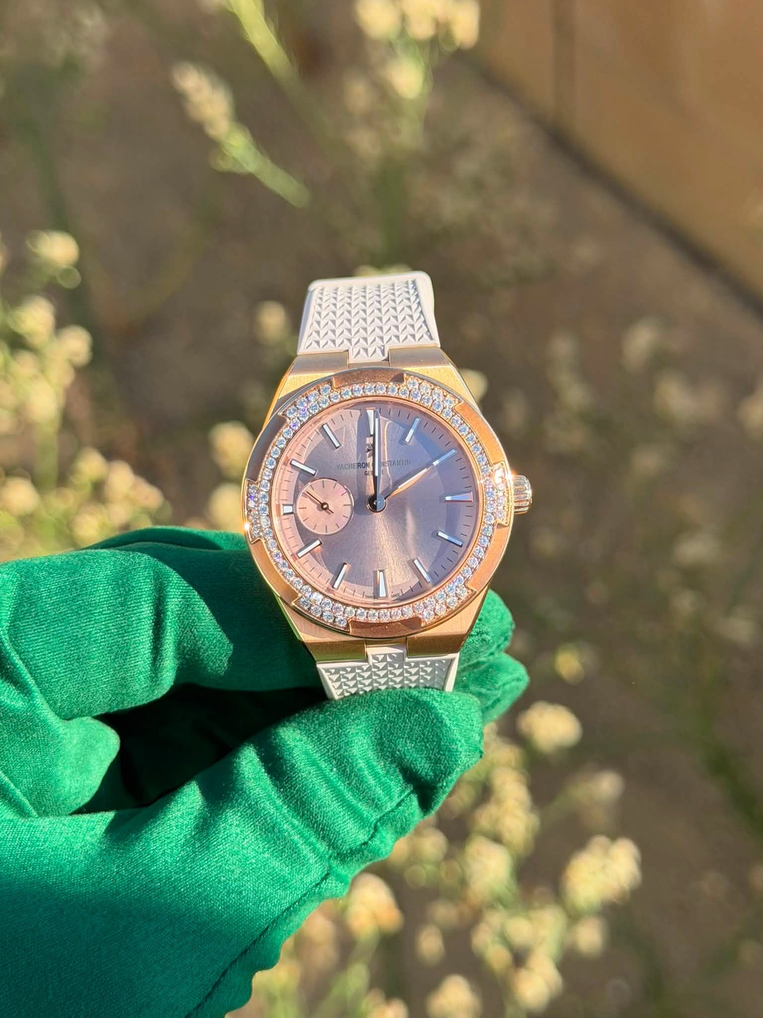 May be an image of wrist watch and text that says 'I1 T 1 l''