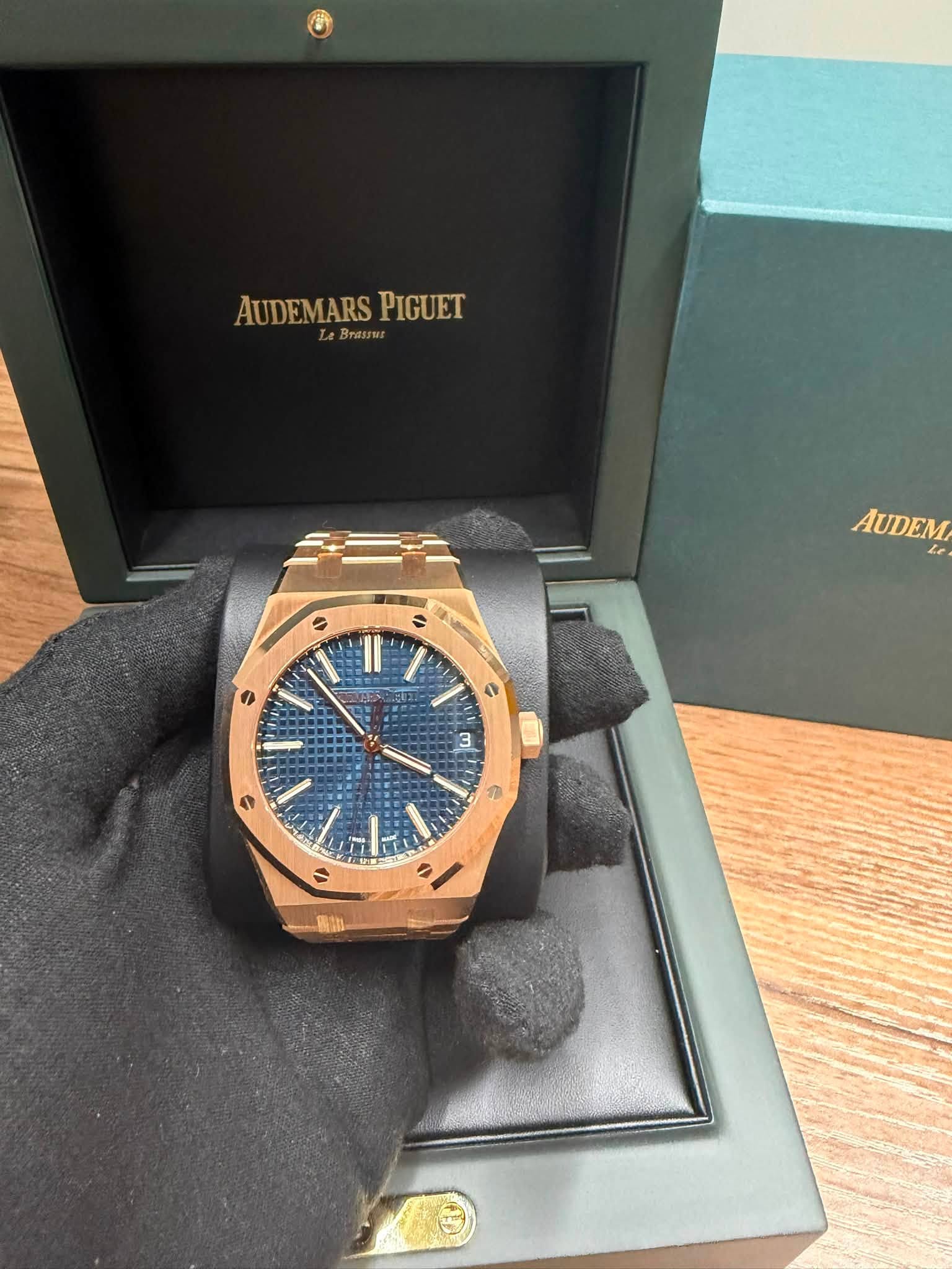 May be an image of wrist watch and text that says 'AUDEMARS AUDEMARSPIGUET PIGUET Brasus ۵ AUDEM 3 >'