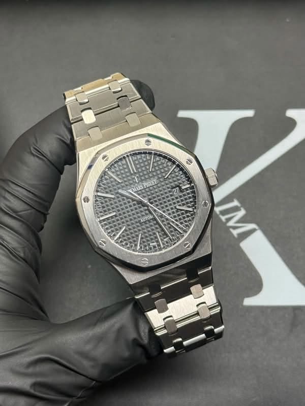 May be an image of wrist watch and text that says 'EMARS PIGUET 27 AUTOM 70 IM'