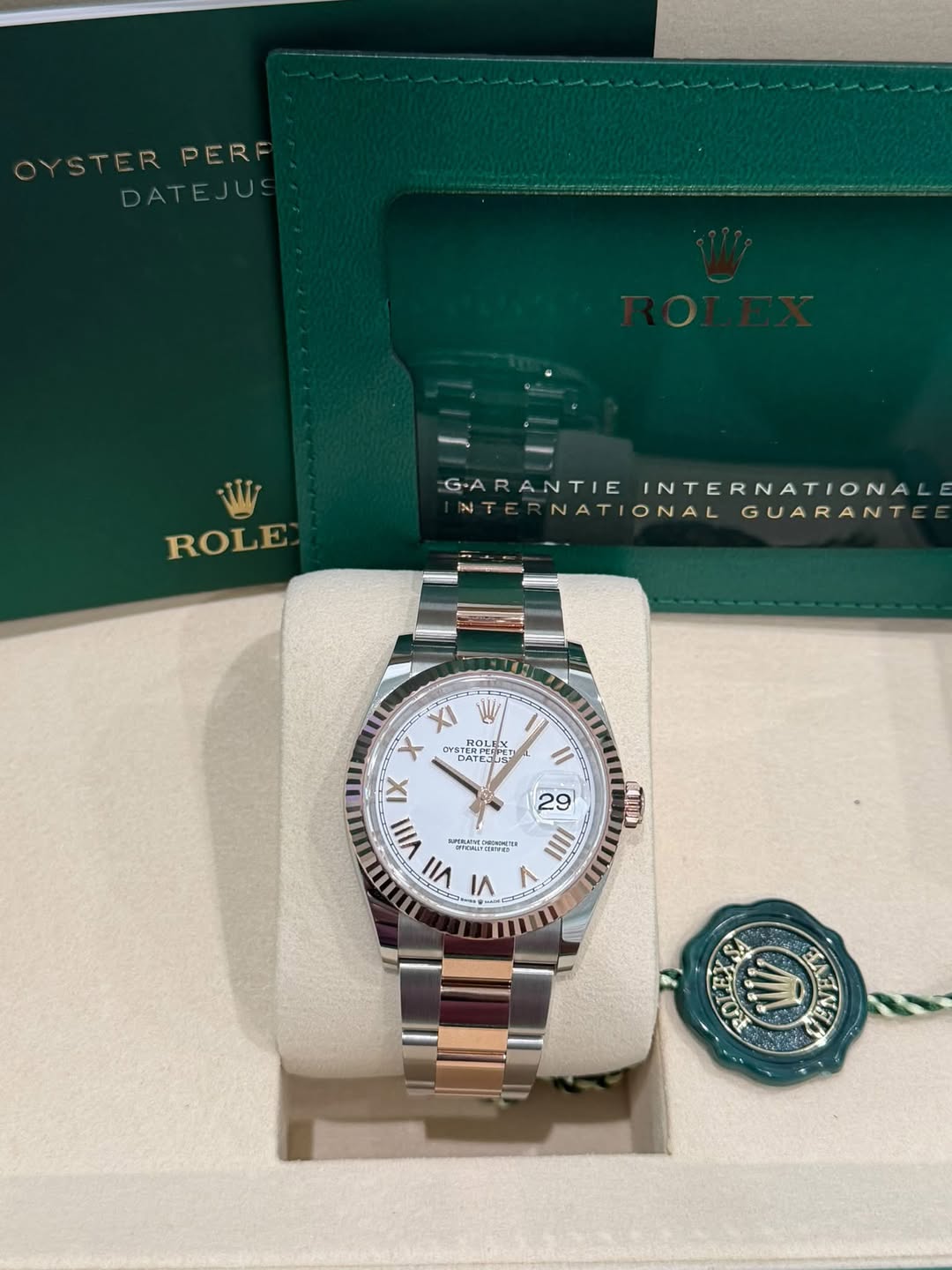 May be an image of wrist watch and text that says 'OYSTER OYSTERPERF STER PERF DATEJUS ROLE GARANTIE GARANTIEINTERNATIONAL INTERNATIONAL INTERNATIONALGUARANTE INTER NATIONAL…