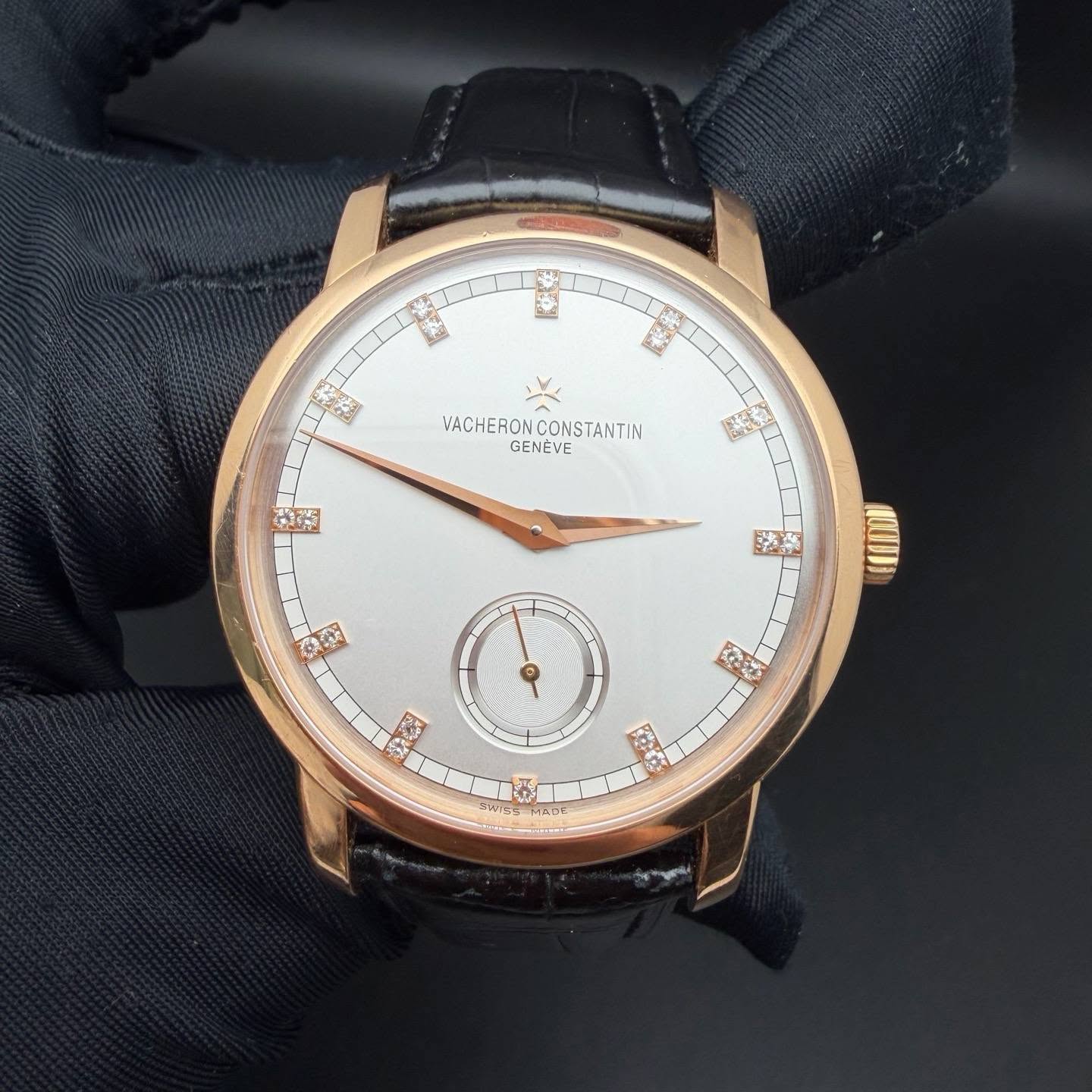 May be an image of wrist watch and text that says 'س VACHERONCONSTANTIN CONSTANTIN VACHERON GENEVE EE 神茶 포퐁도 0地'