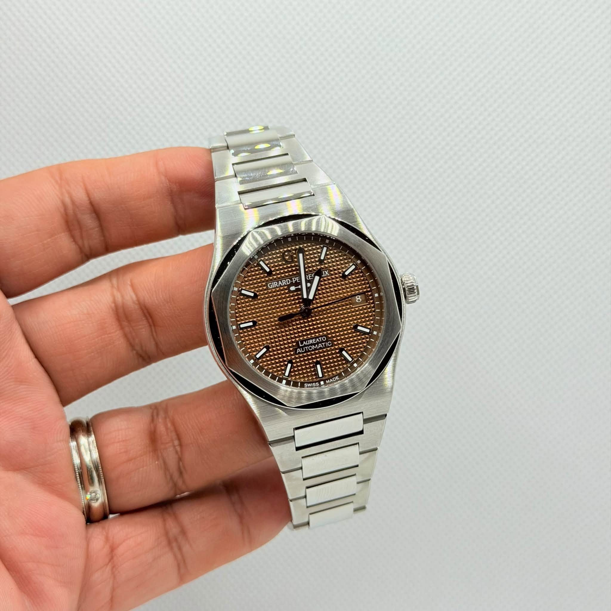 May be an image of wrist watch and text that says 'را D 7 7 N L 1 SWISA'