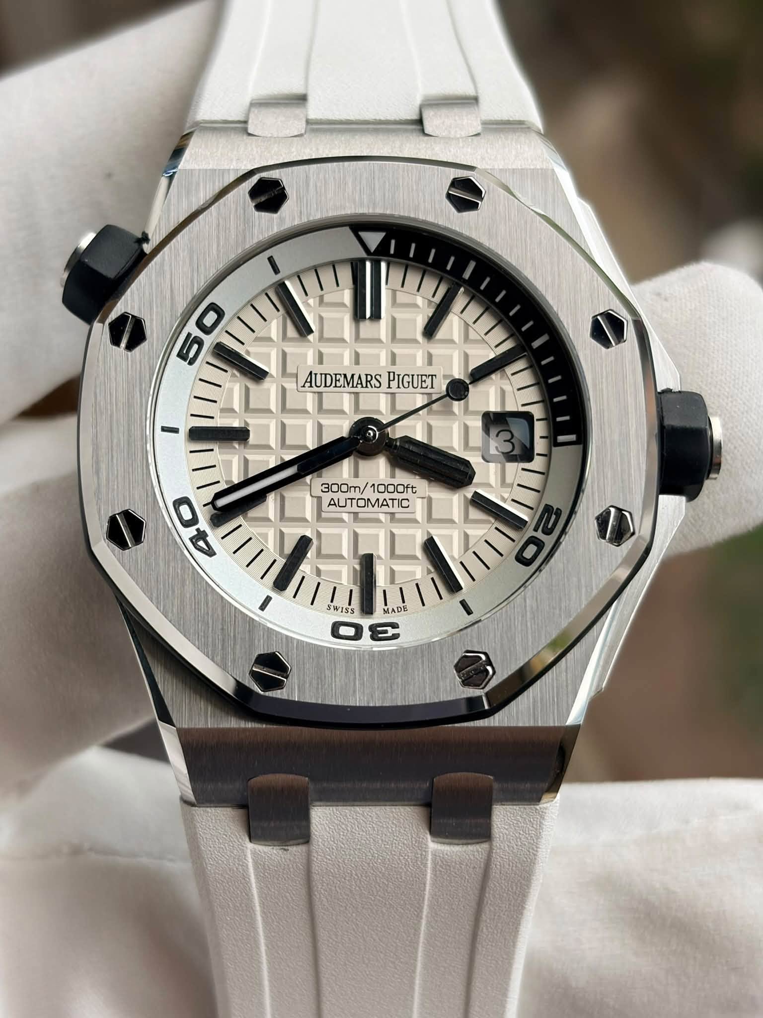 May be an image of wrist watch and text that says '50 AUDEMARS AUDEMARSPIGUET PIGUET 300m/ 300m/1000ft ስ/ጎ 1000ft AUTOMATIC L 40 WISS MADE DE'