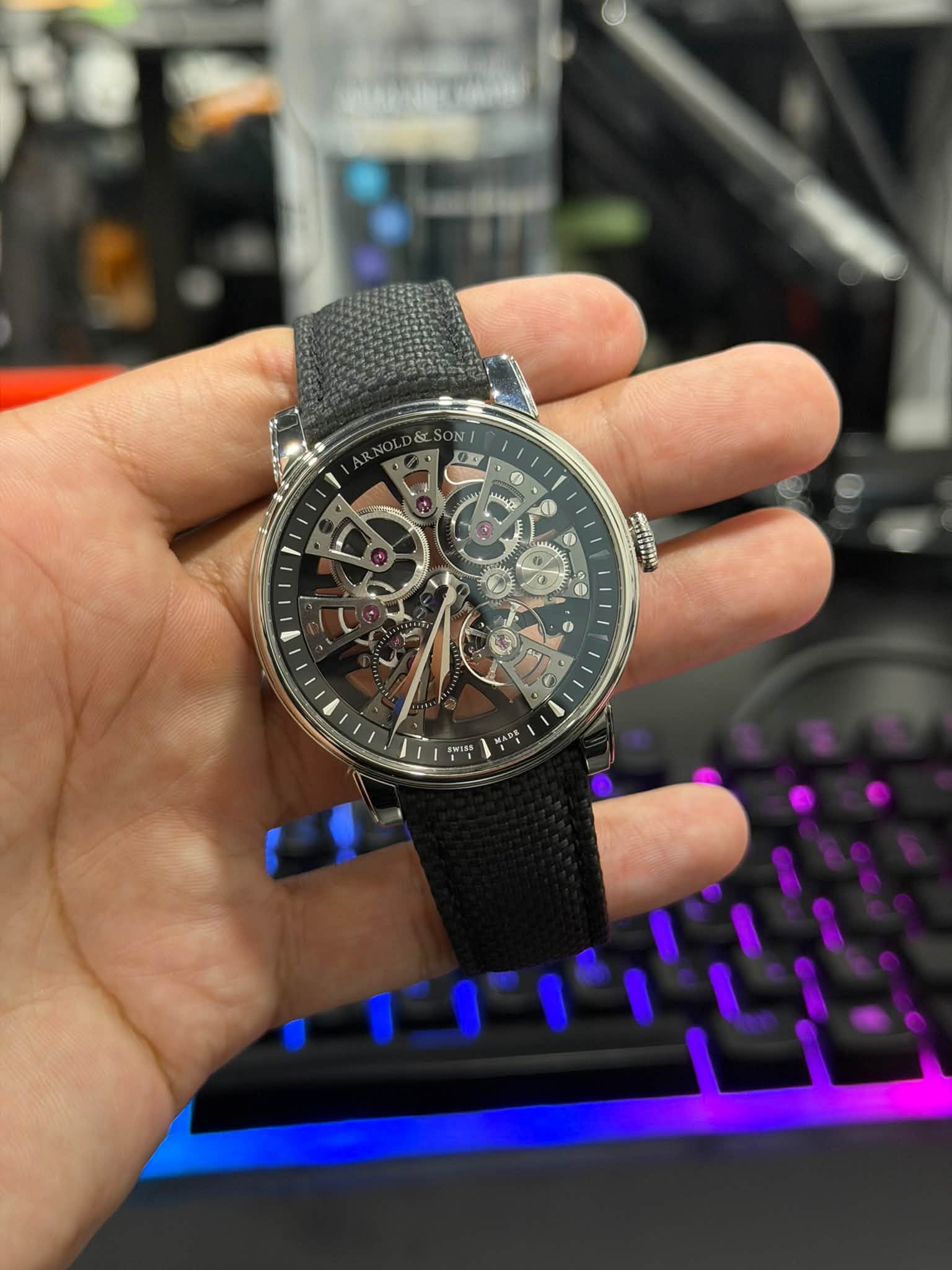 May be an image of wrist watch and text that says 'သန်ခါး 4 V ( 0 8 alim'