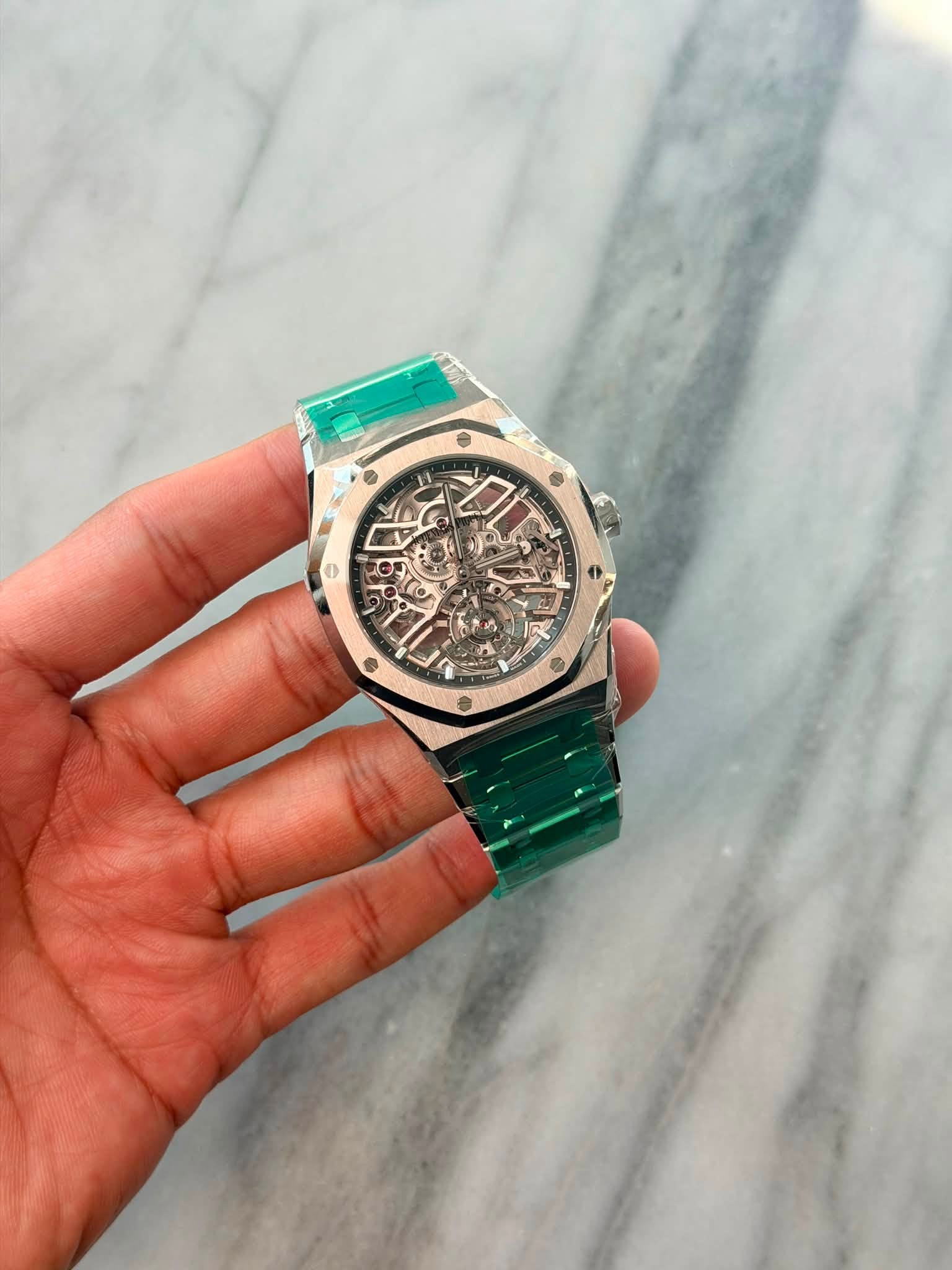 May be an image of wrist watch and text that says 'P 9'