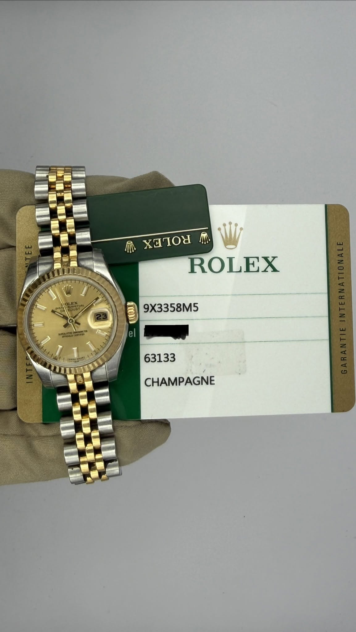 May be an image of wrist watch and text that says 'M OTOR ROLEX YLJK د ส 9X3358M5 L 1 63133 CHAMPAGNE'