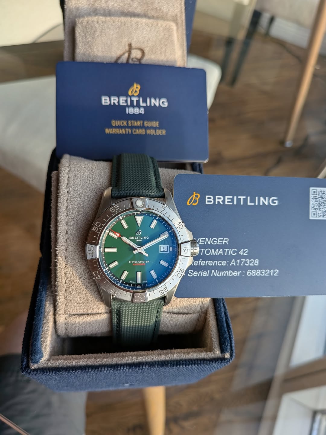 May be an image of wrist watch and text that says 'BB BREITLING 1884 DUICK QUICKSTARTCUNDE START GUNDE WAANTYCARD CARD HOLDER 优達 נשין 50 お BREITLING 03 ARE REIT REITLING NG INC…