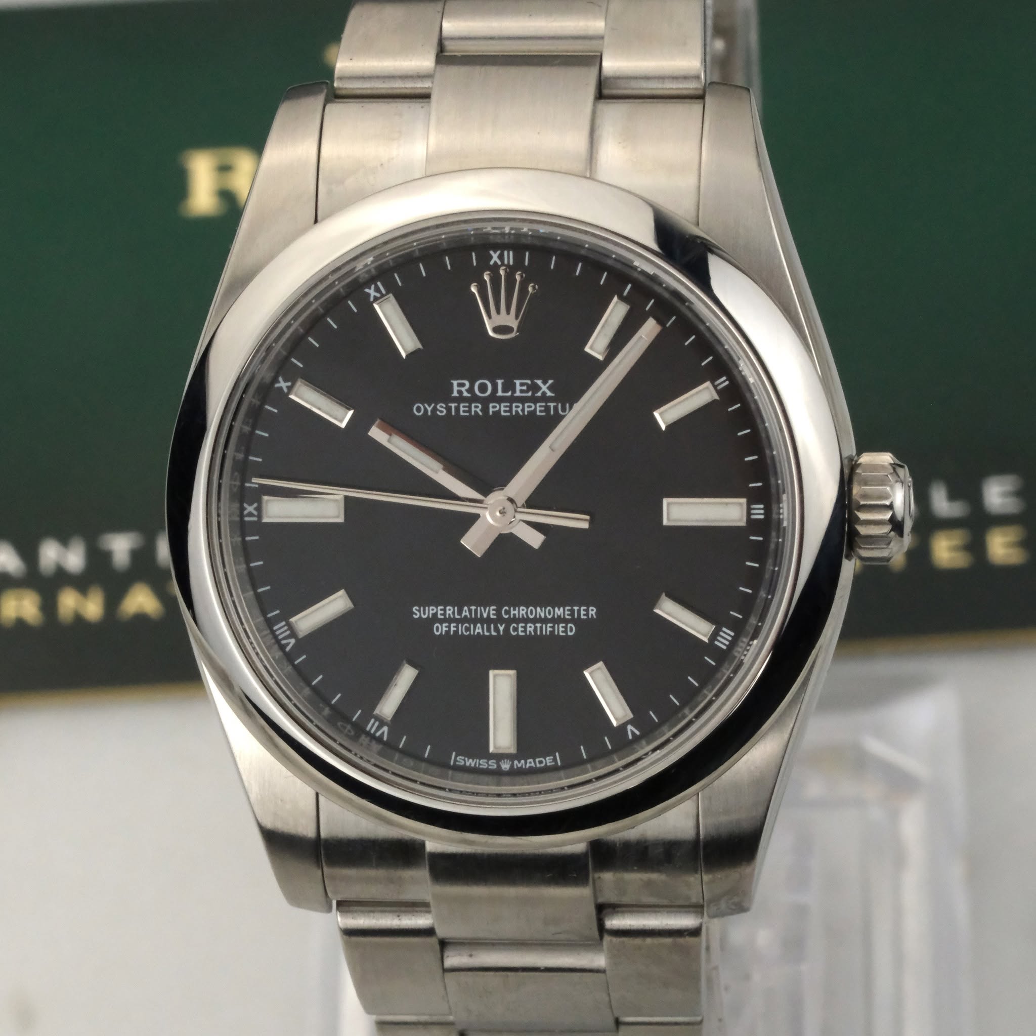 May be an image of wrist watch and text that says 'င်သန်းသင်ပ XII ROLEX OYSTER PERPE OYSTERPERPETU TU IX III VIII SUPERLATIVE CHRONOMETER SUPERLATIVECHRONOMETER TER OFFI…