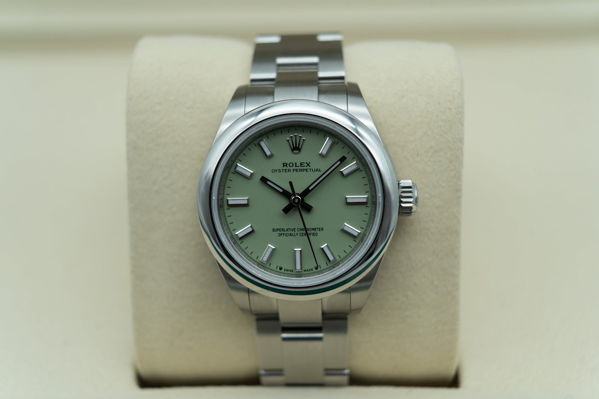 May be an image of wrist watch and text that says 'L'