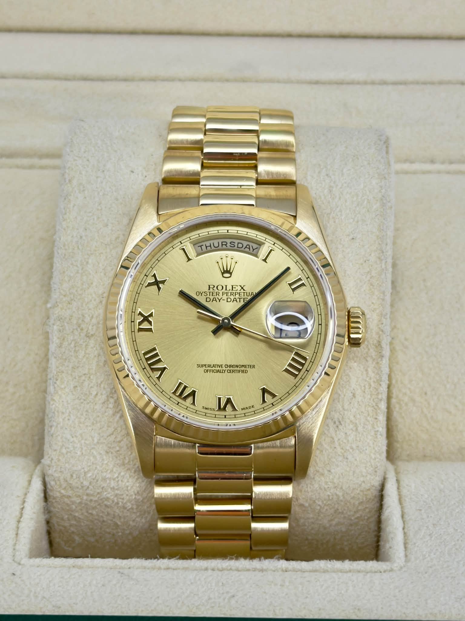 May be an image of wrist watch and text that says '1l THURSDAY I X ROLEX OYSTER DAY-DATE POAN DAY DATE ATE RPETUA 2 TUA IX 8 VII SUPERLAIIVE OHRONOMETER OFFICALLY . cEИTPEP VII VT…