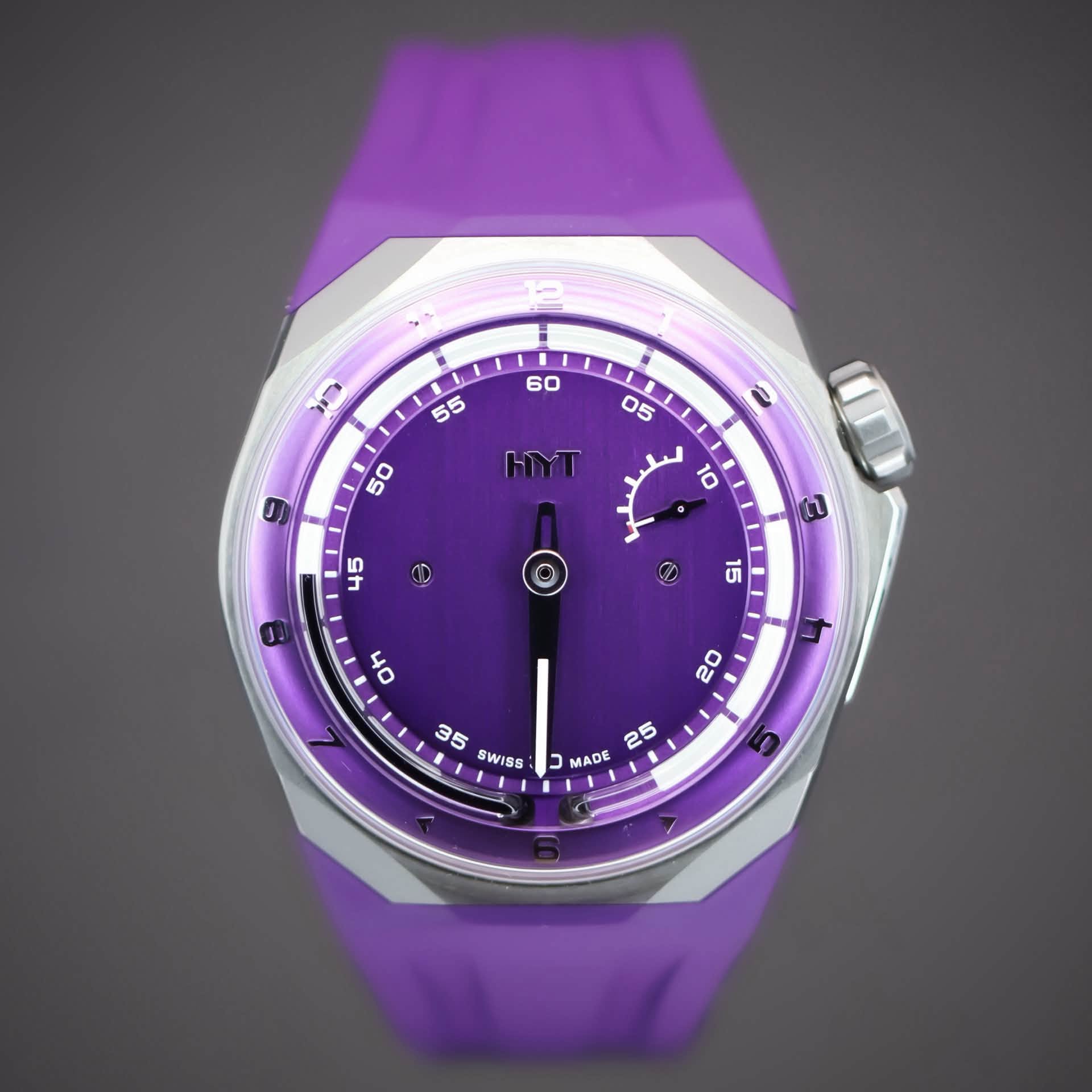 May be an image of digital watch and text that says '2 M በ لام 10 D 15 2 1 of 20 35 SWISS 25 그 MADE'