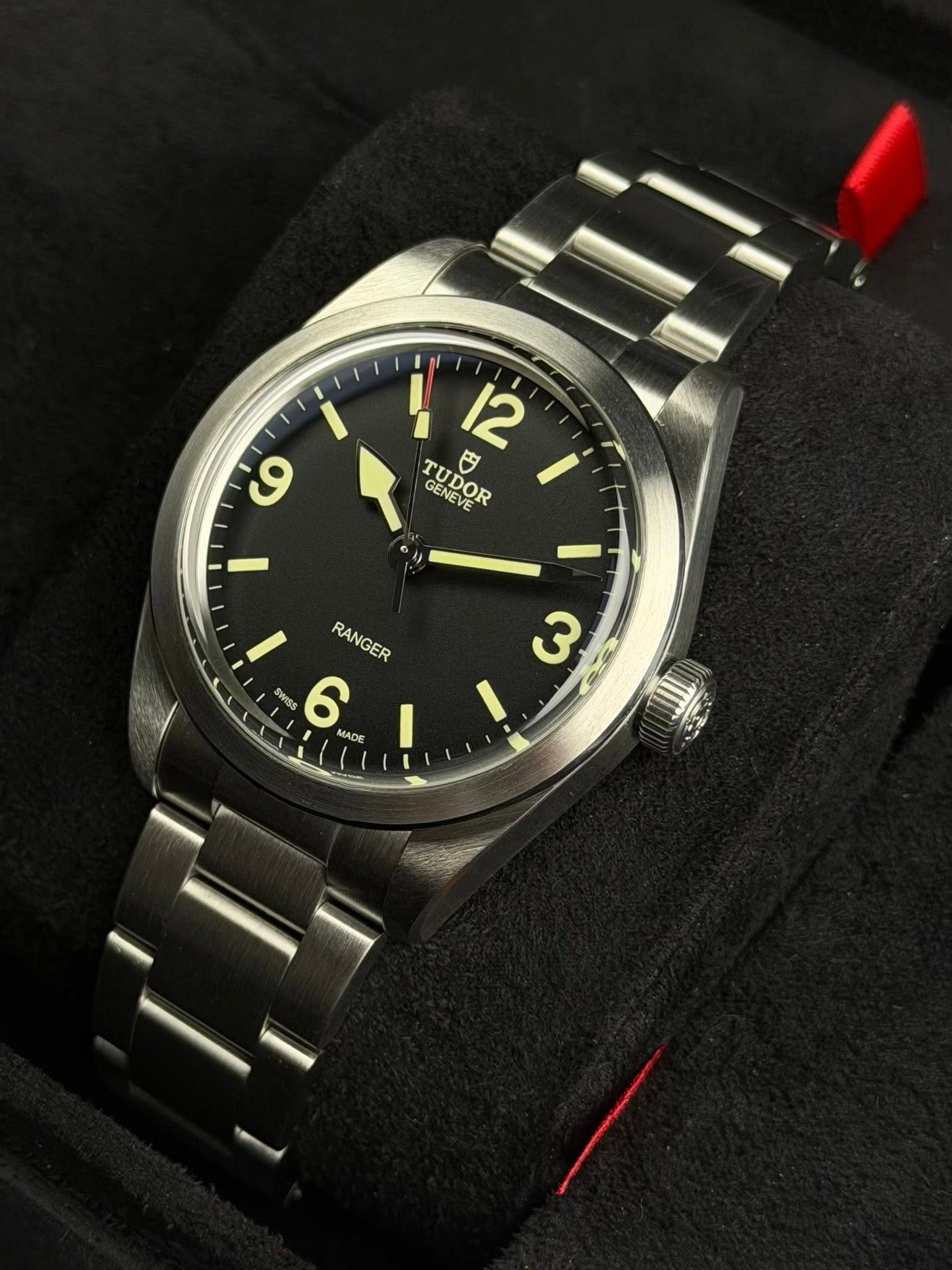 May be an image of wrist watch and text that says '6 12 TUDOR 円 GENEV SENEVE GENEVER CREV I RANGER W美 WISS 6 MADE ه سي'