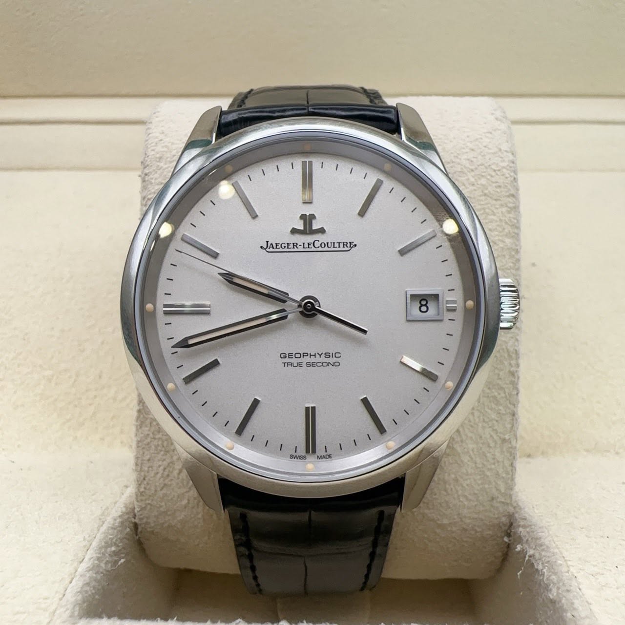 May be an image of wrist watch and text that says '1L JAEGER- JAEGER-LECOULTRE 8 I GEOPHYSIC GEOP GEOPHYSIC HYSIC TRUE SECOND eeoNt MADE 4'
