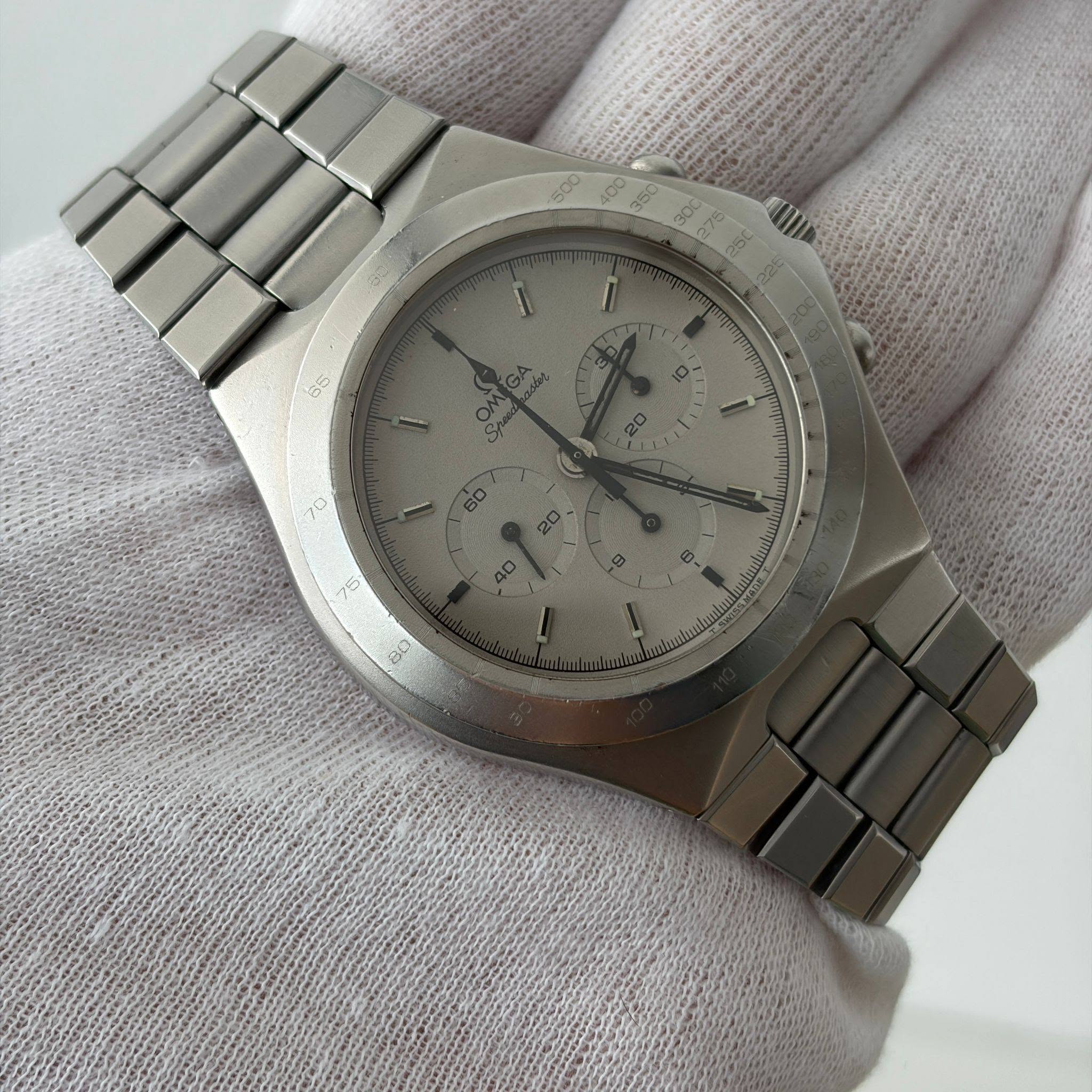 May be an image of wrist watch and text that says 'O- 00 35C BỐC 278 27 I'