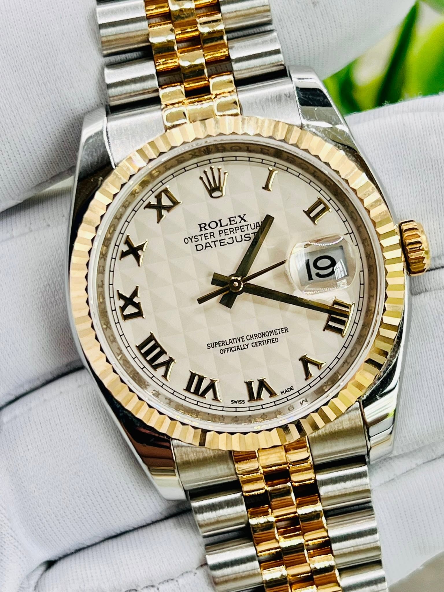 May be an image of wrist watch and text that says 'n XI ROLEX PERPETUA EJUST X OYSTER DATEJUST DAT 19 XI IIA SUPERLATIVEC SUPERLATIVECHRONOMETER OFFICIALLY CERTIFIED ٧ CHRONOMETER…