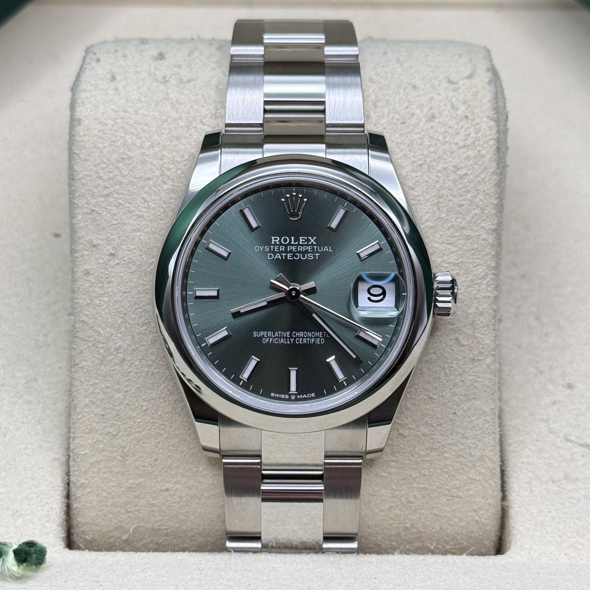 May be an image of wrist watch and text that says 'ROLEX CYS STERP STEDO STERPER ERPERPET ERPERPET AL DATEJUST CYSTATESUSTUAL JUST DATE 9 10I SUPERLATIVE OFFIDIALL THONOKE CERTFIE…