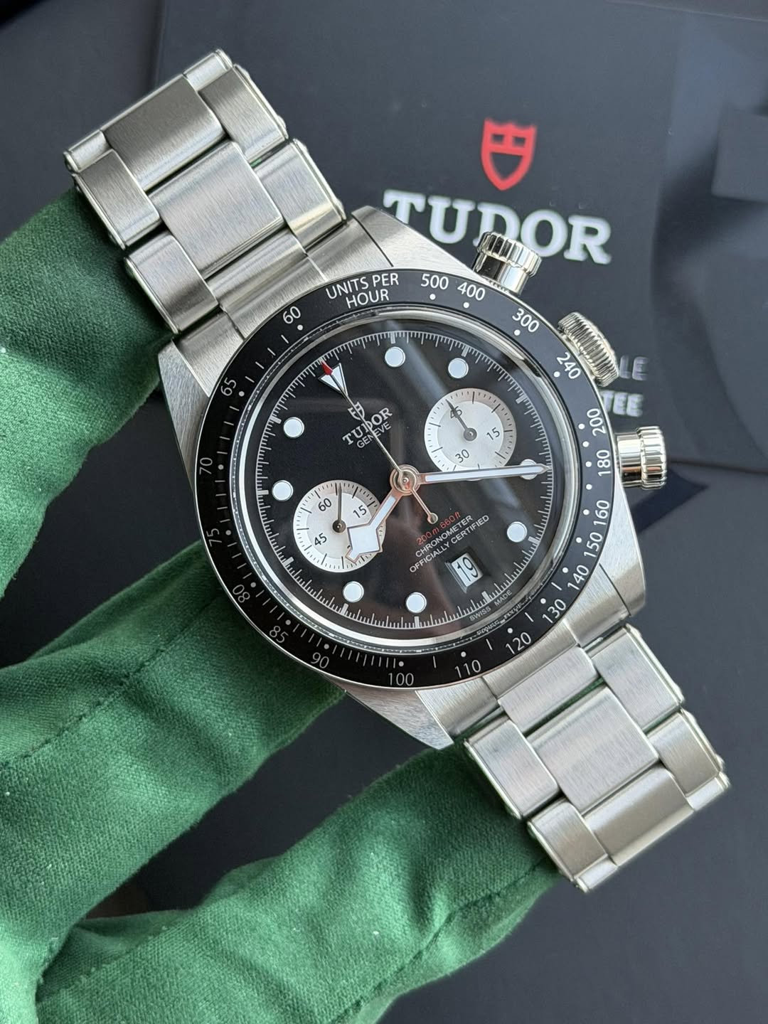 May be an image of wrist watch and text that says '円 TUDOR UNITS PER HOUR AT ศ Pae EVE OR TU TUTIVE GEN per 5 הסן/דיוייין πηTη س 6 60 I 60 ምድ 45 A : 45 ED '