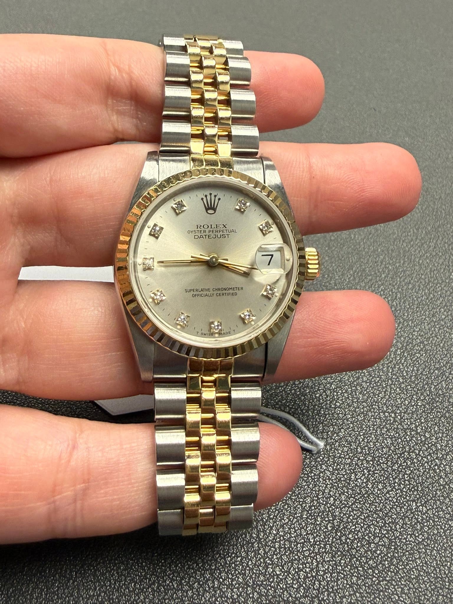 May be an image of wrist watch and text that says 'E ROLEA ROLE OYSTER OYSTERPI OYSTERPERPET STERPERPETUA USIA LAC DATEJUST DATI 國 회 7 ய SUPERLATIVS CHRONOMETER FPICIALLY S…